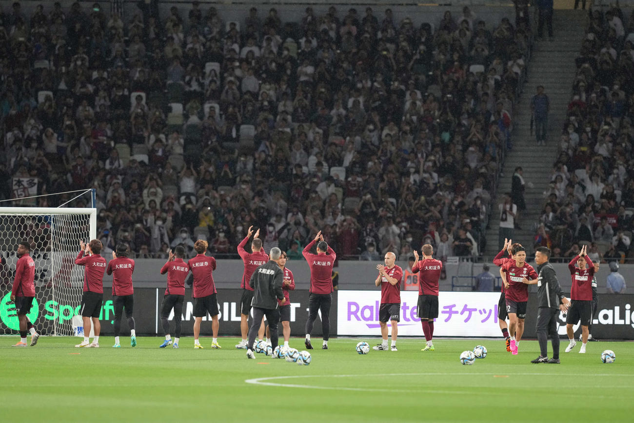 神戸対バルセロナ　神戸対バルセロナ　試合前、サポーターの声援に応えるイニエスタ（中央）ら神戸の選手（撮影・井上学）
