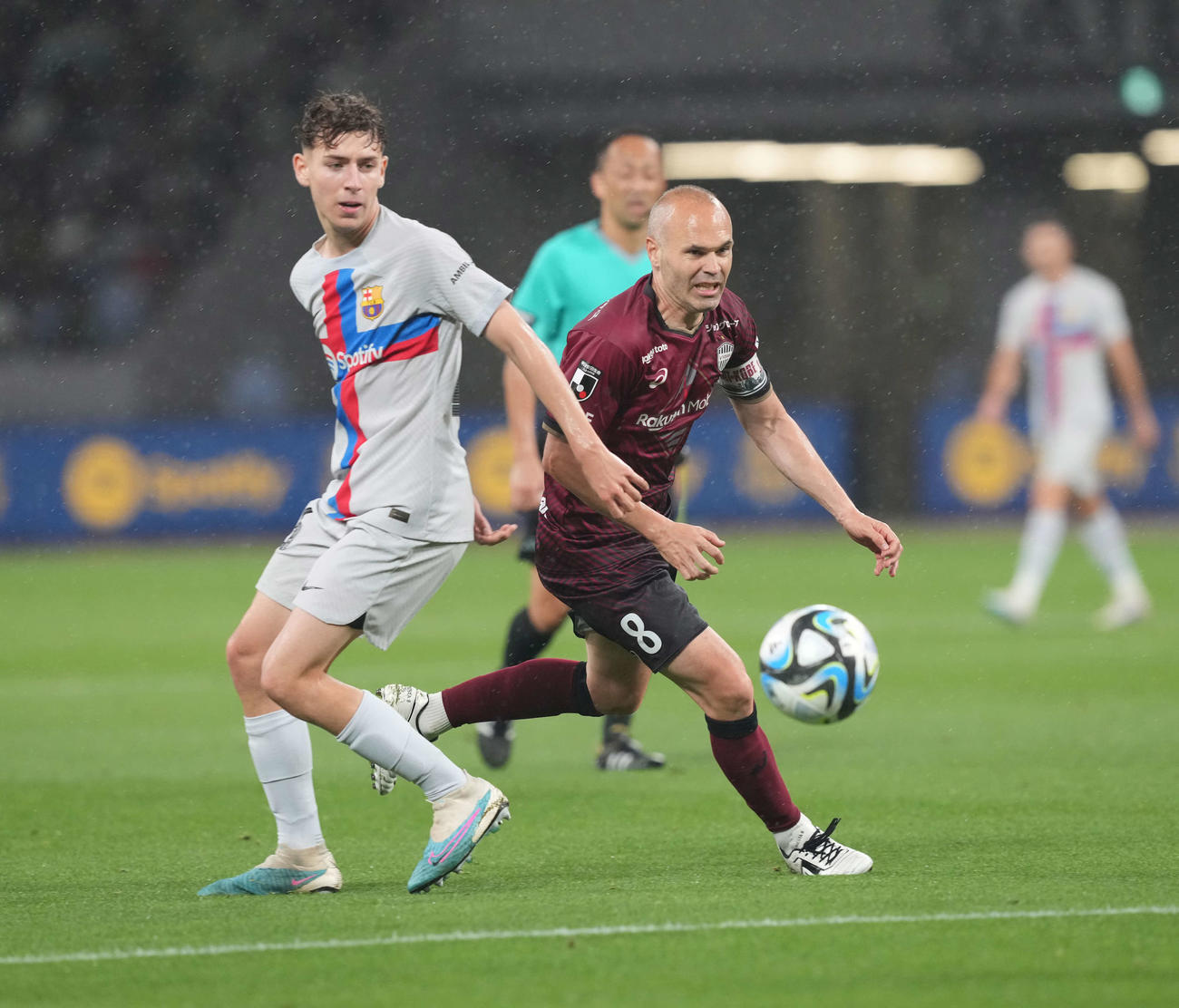 神戸対バルセロナ　前半、パスを出し自らゴールに迫る神戸イニエスタ（右）（撮影・井上学）