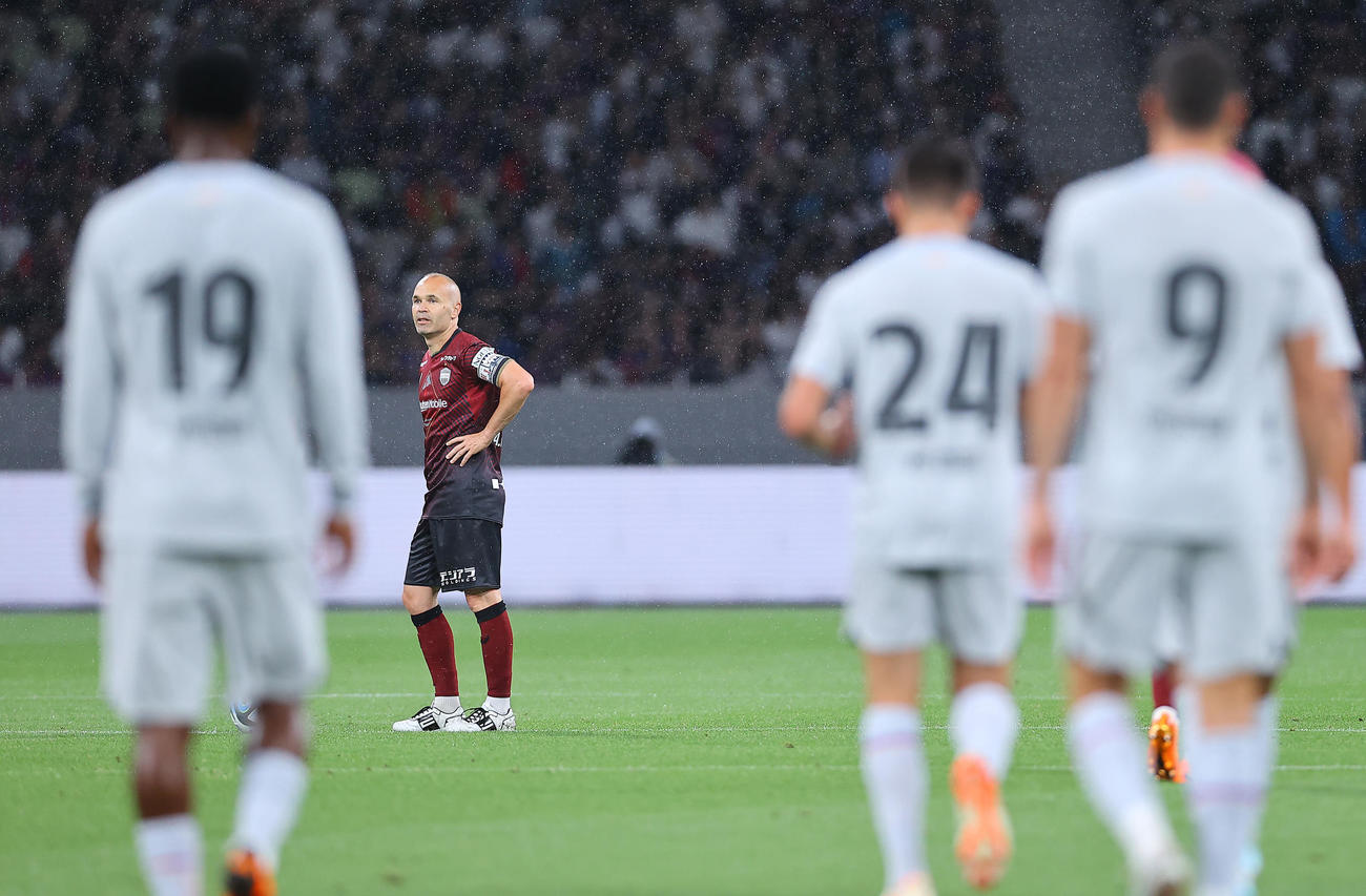 神戸対バルセロナ　前半、バルセロナに2失点目を喫し渋い表情の神戸イニエスタ（撮影・垰建太）