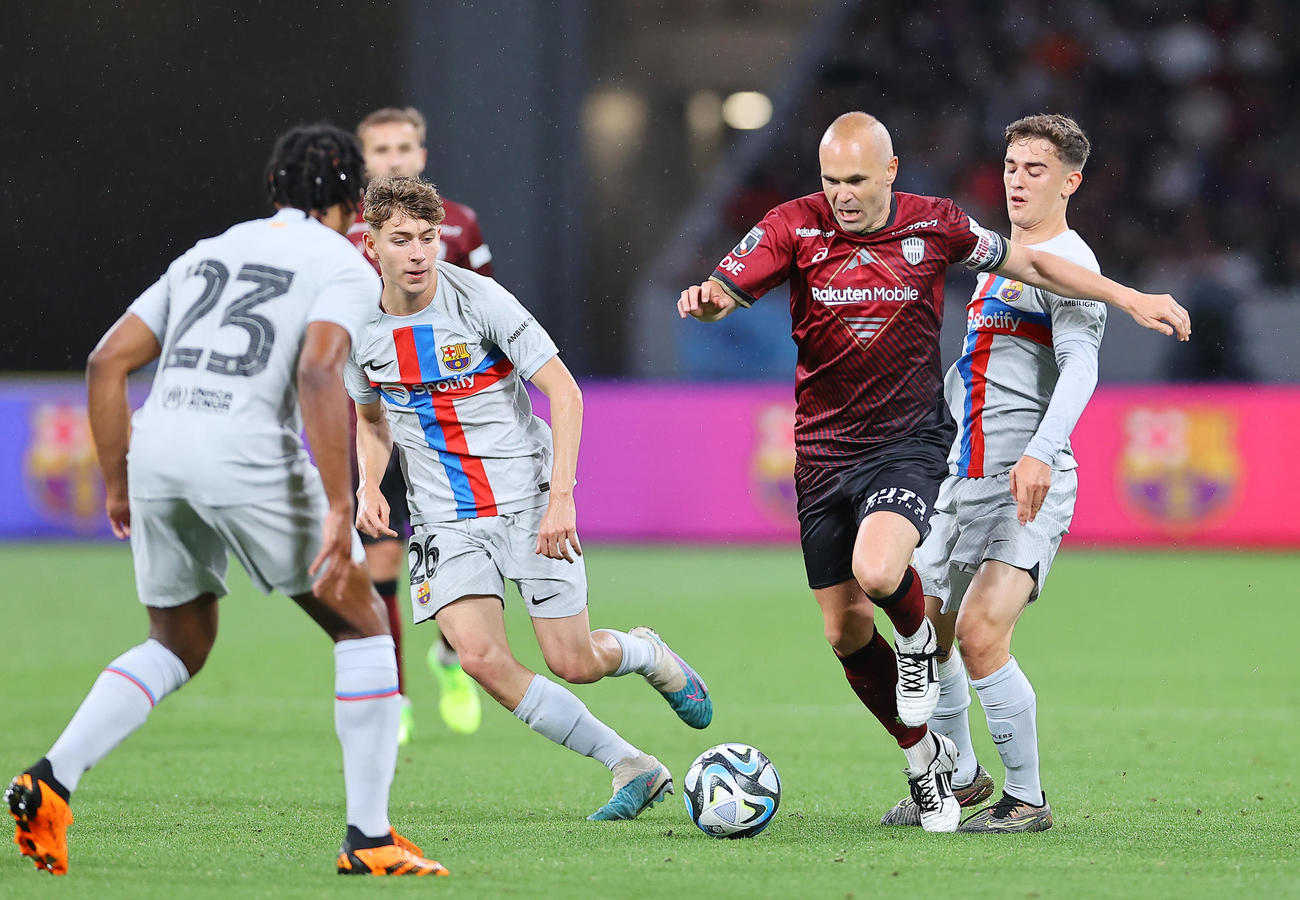 神戸対バルセロナ　後半、バルセロナのガビ（右）らのマークを受けながらドリブルする神戸イニエスタ（撮影・垰建太）