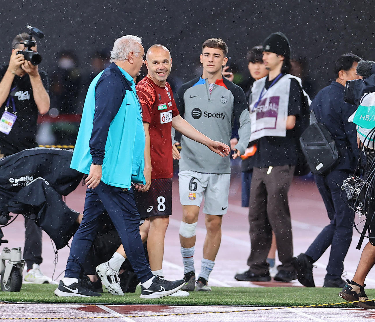 神戸対バルセロナ　試合前、ウオーミングアップを終えた神戸イニエスタ（左から2人目）はガビ（同3人目）らバルセロナの関係者たちと談笑（撮影・垰建太）