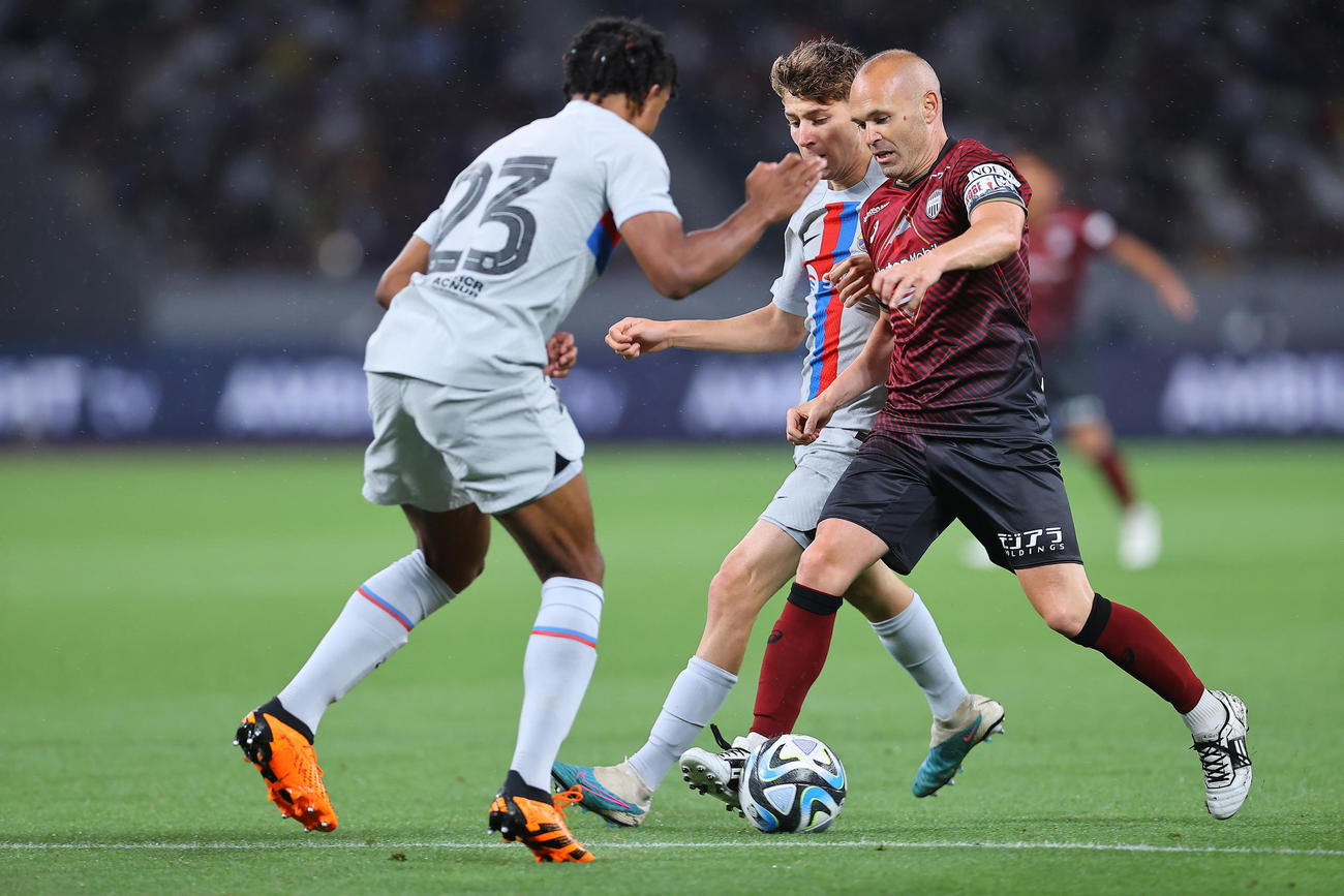 神戸対バルセロナ　後半、突破を図る神戸イニエスタ（右）（撮影・垰建太）