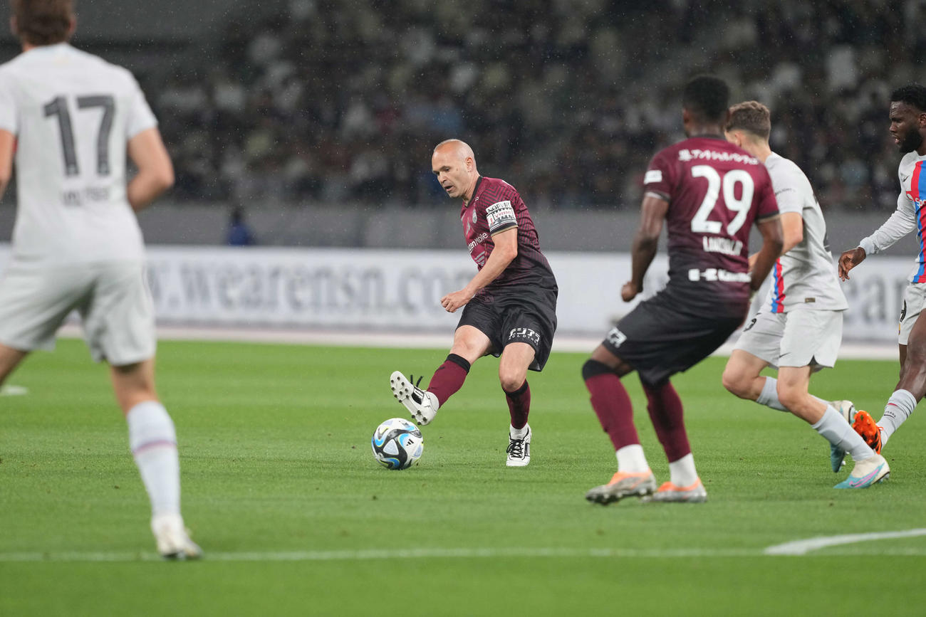 神戸対バルセロナ　前半、パスを出す神戸イニエスタ（中央）（撮影・井上学）