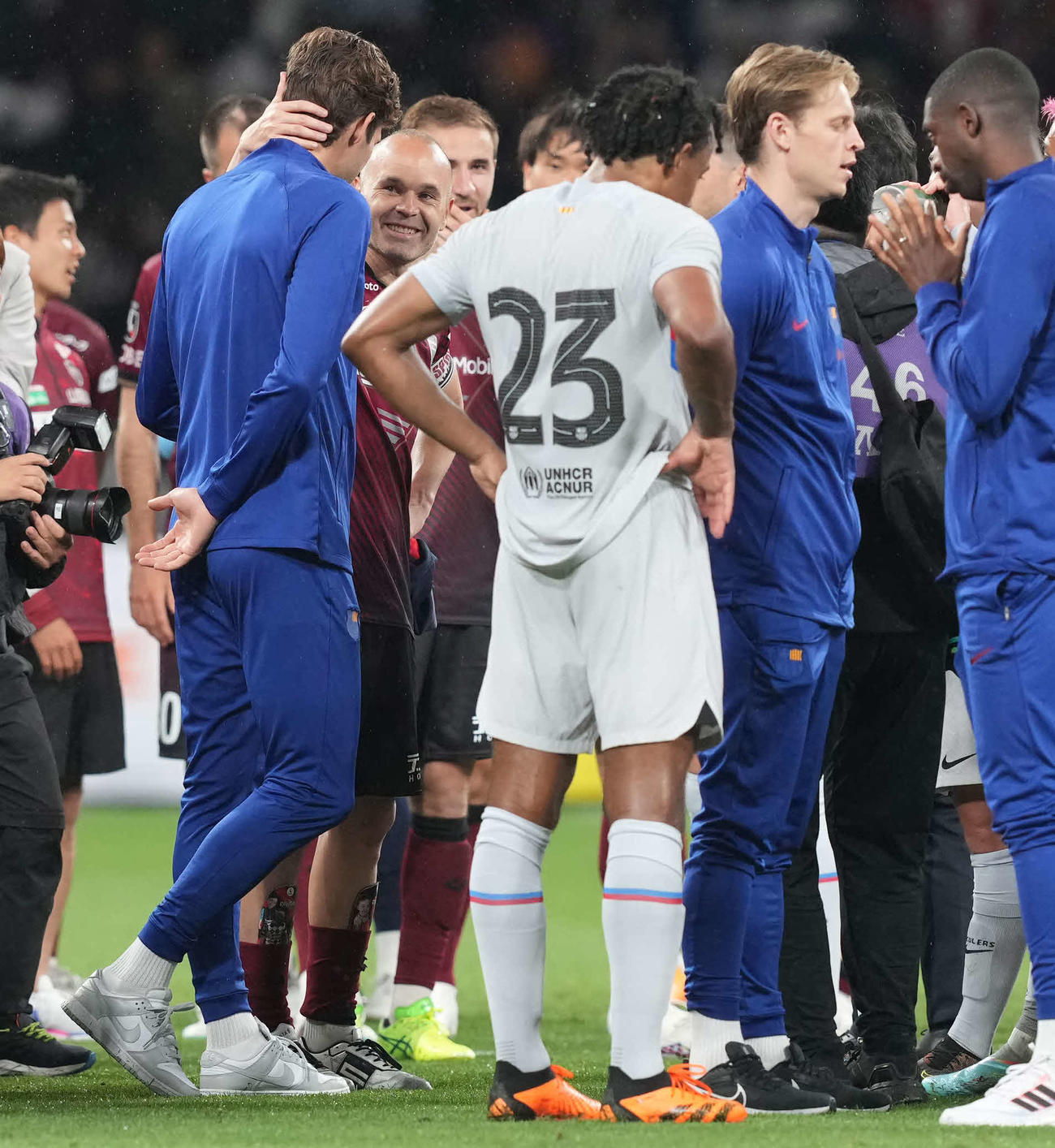 神戸対バルセロナ　試合後、神戸イニエスタ（中央）はバルセロナの選手と談笑する（撮影・井上学）