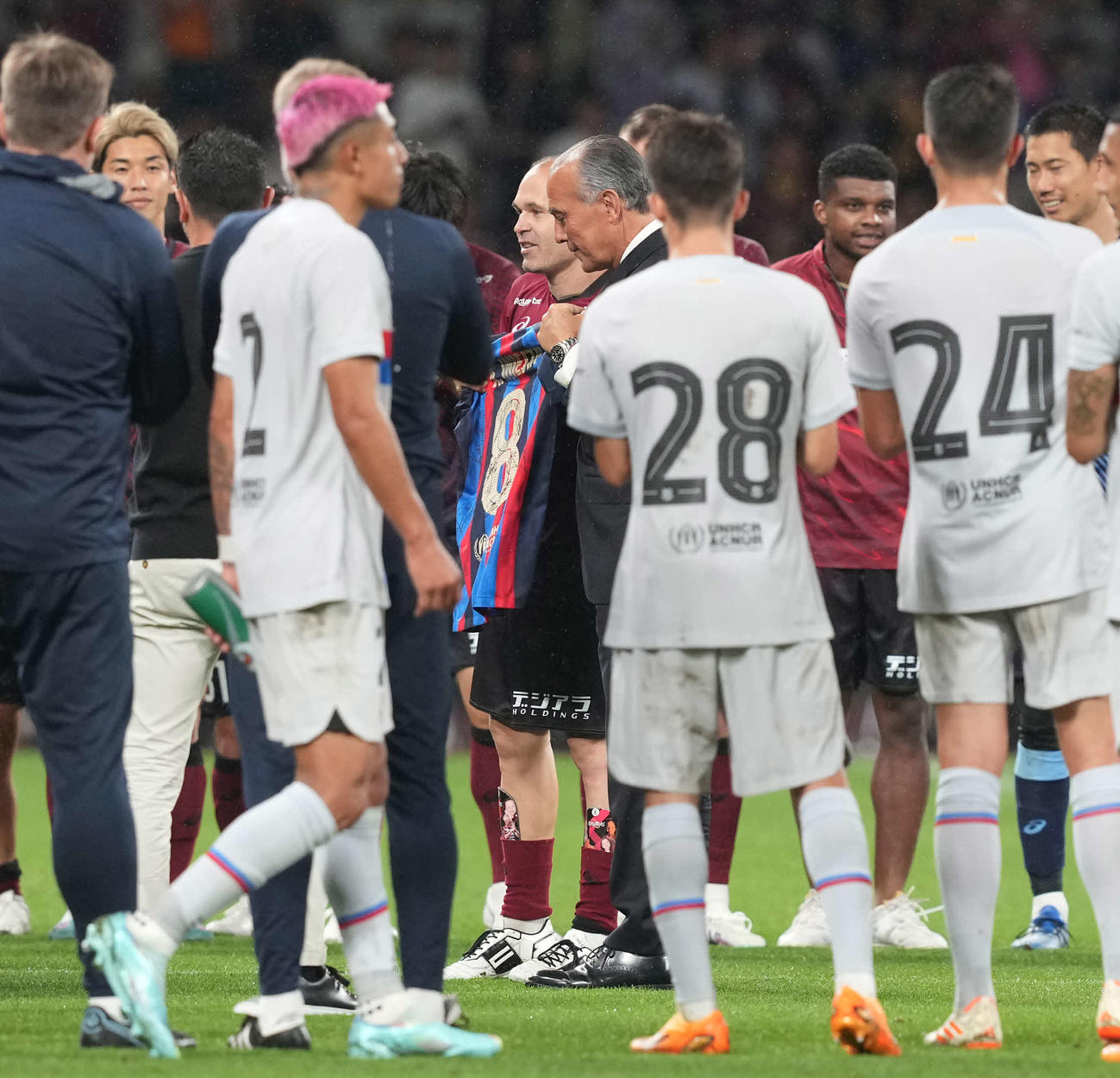 神戸対バルセロナ　試合後、神戸イニエスタ（中央左）はサイン入りのバルセロナのユニホームをプレゼントされる（撮影・井上学）