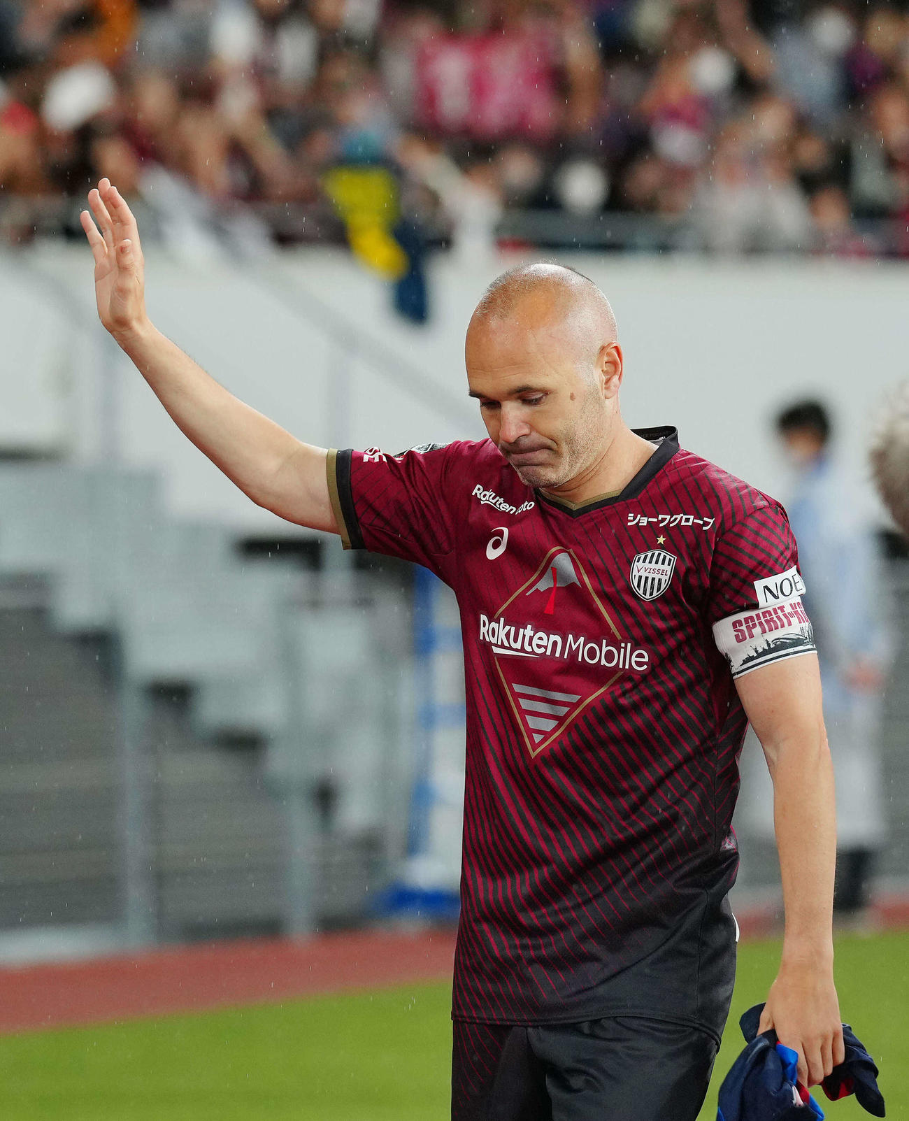 神戸対バルセロナ　試合後、寂しげな表情を見せながら場内を1周し、サポーターにあいさつする神戸イニエスタ（撮影・垰建太）
