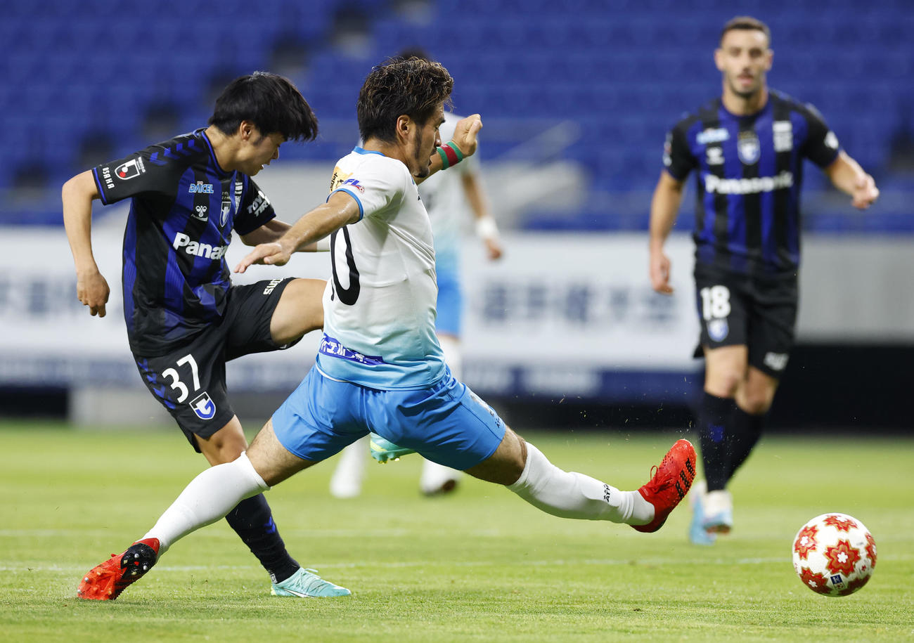 天皇杯2回戦、G大阪対高知　前半、シュートを放つG大阪山見（左）（撮影・藤尾明華）