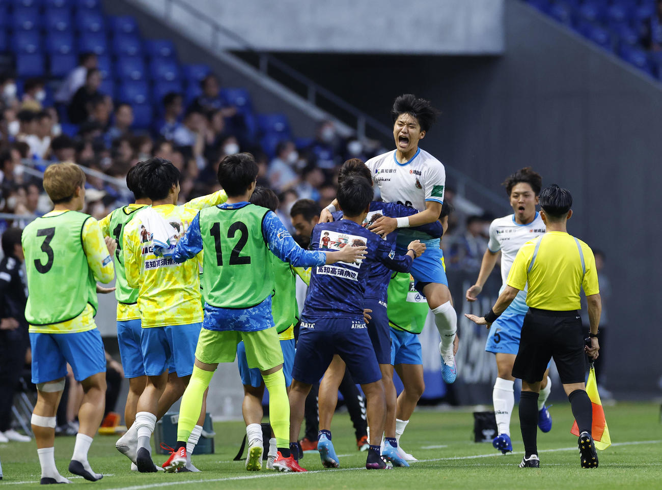 天皇杯2回戦、G大阪対高知　前半、先制ゴールを決め仲間に飛びついて喜ぶ高知小林（右から3人目）（撮影・藤尾明華）