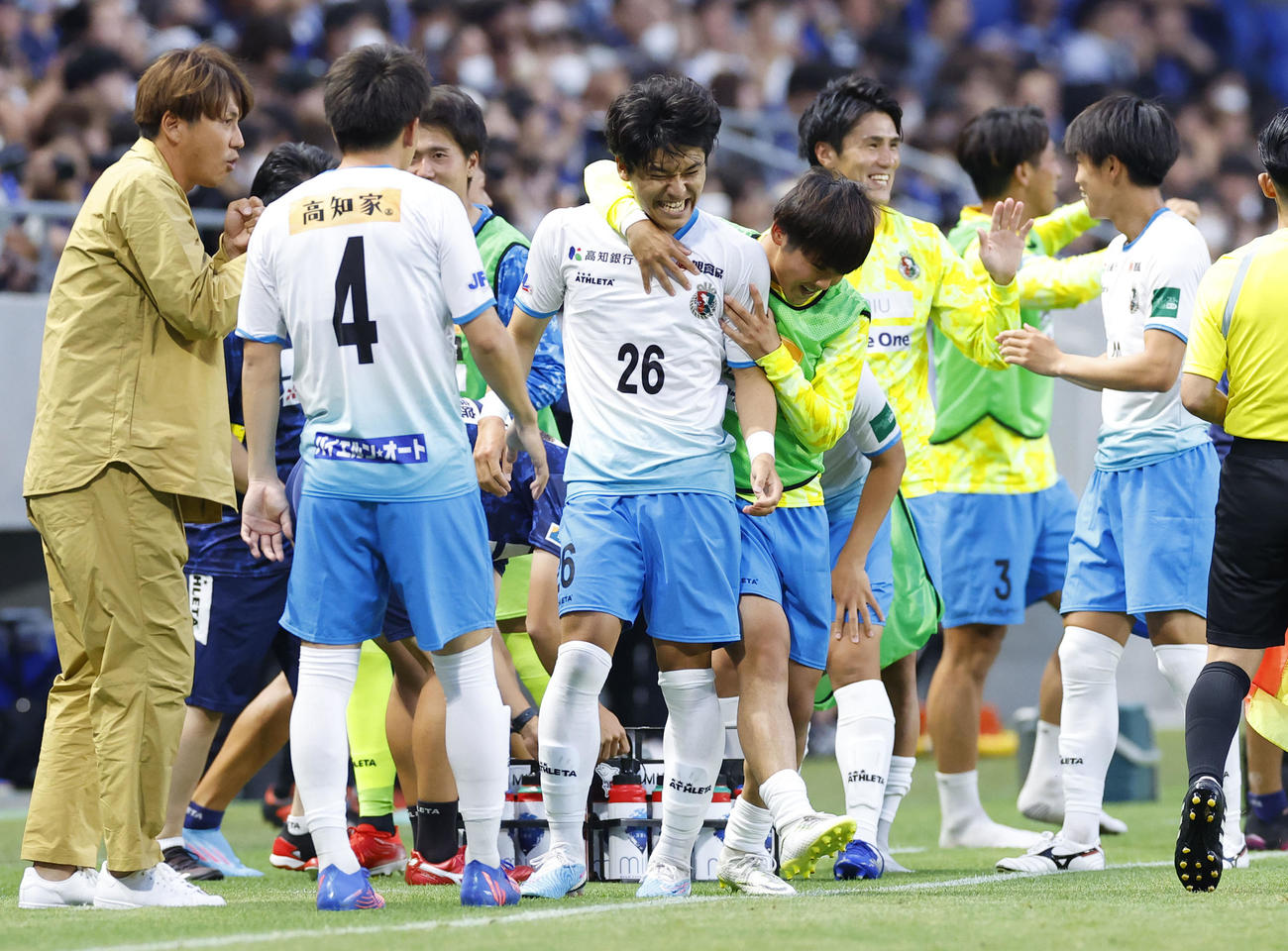 天皇杯2回戦、G大阪対高知　前半、先制ゴールを決め仲間と喜ぶ高知小林（中央）（撮影・藤尾明華）
