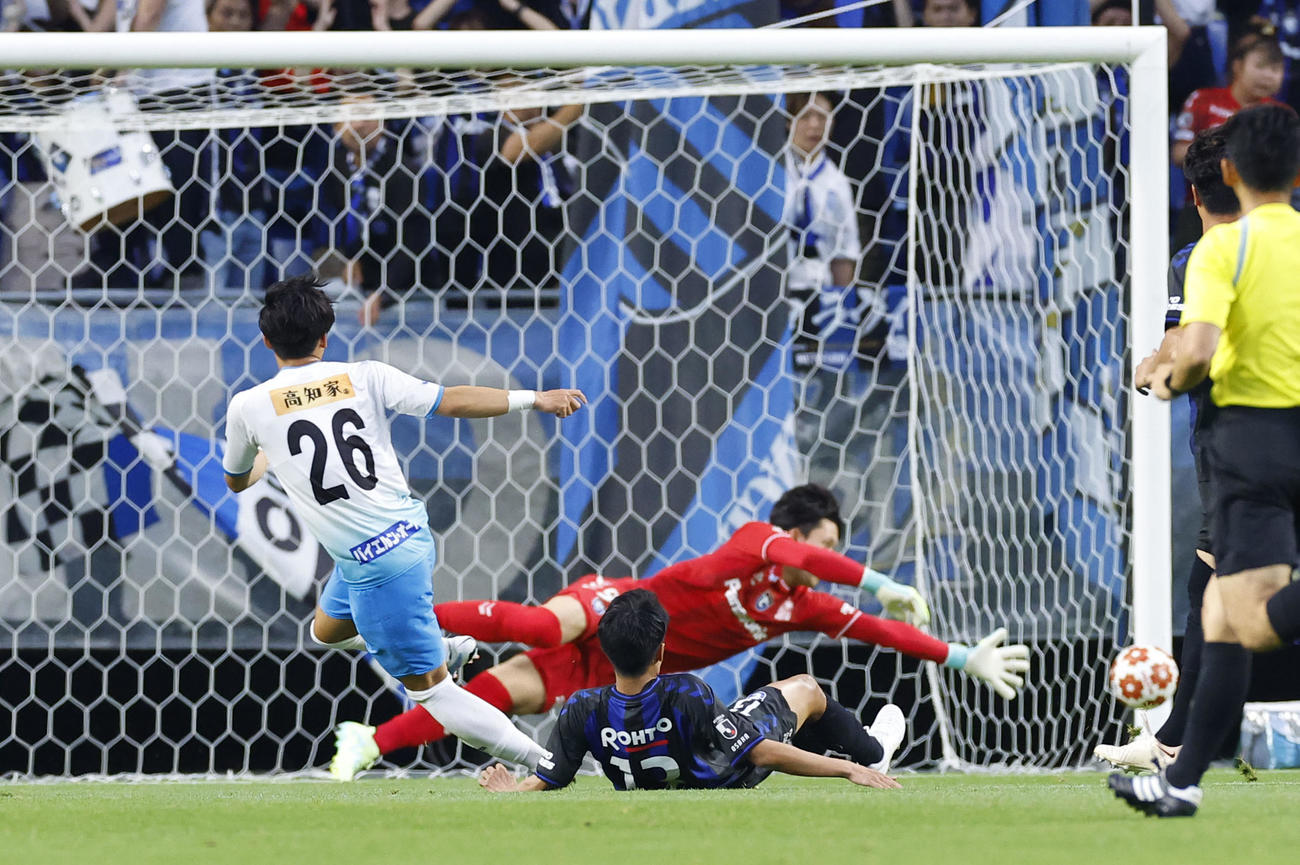 天皇杯2回戦、G大阪対高知　前半、先制ゴールを決める高知小林（背番号26）（撮影・藤尾明華）