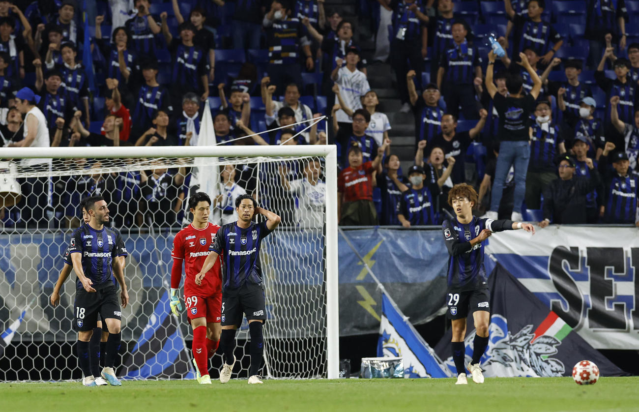 天皇杯2回戦、G大阪対高知　前半、オウンゴールで失点し、肩を落とすG大阪（撮影・藤尾明華）