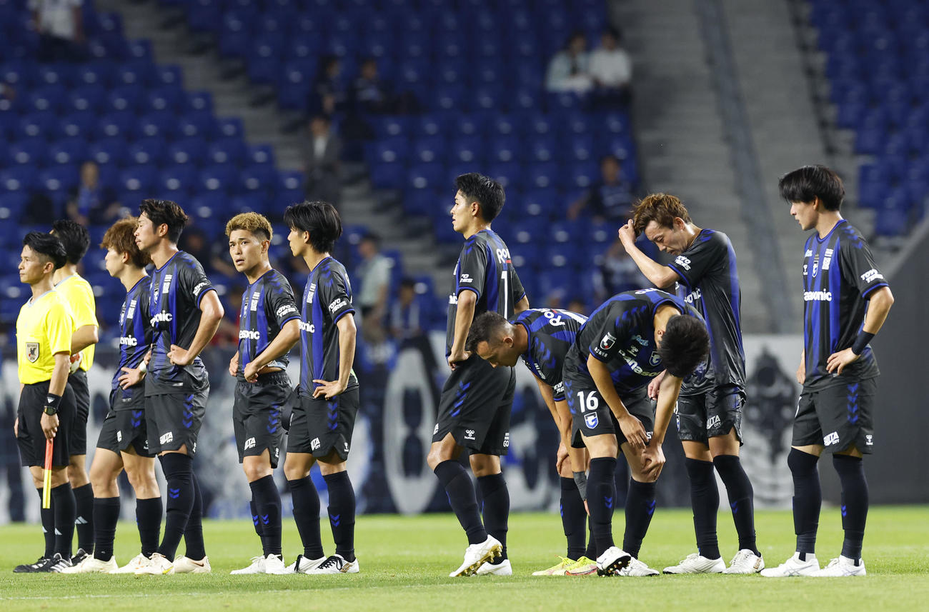 天皇杯2回戦、G大阪対高知　高知に敗れ、肩を落とすG大阪イレブン（撮影・藤尾明華）