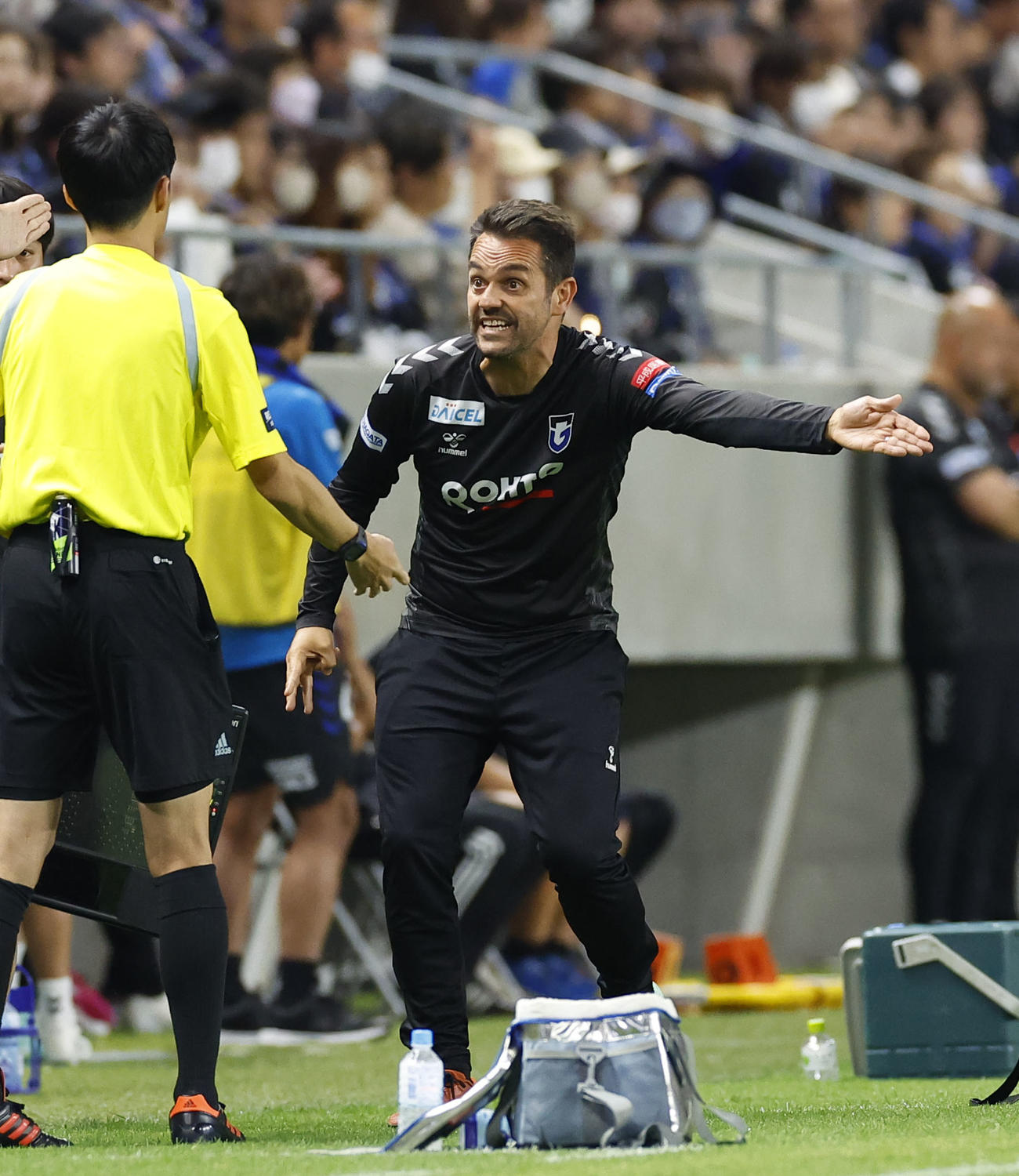 天皇杯2回戦、G大阪対高知　後半、審判に抗議するG大阪ポヤトス監督（撮影・藤尾明華）