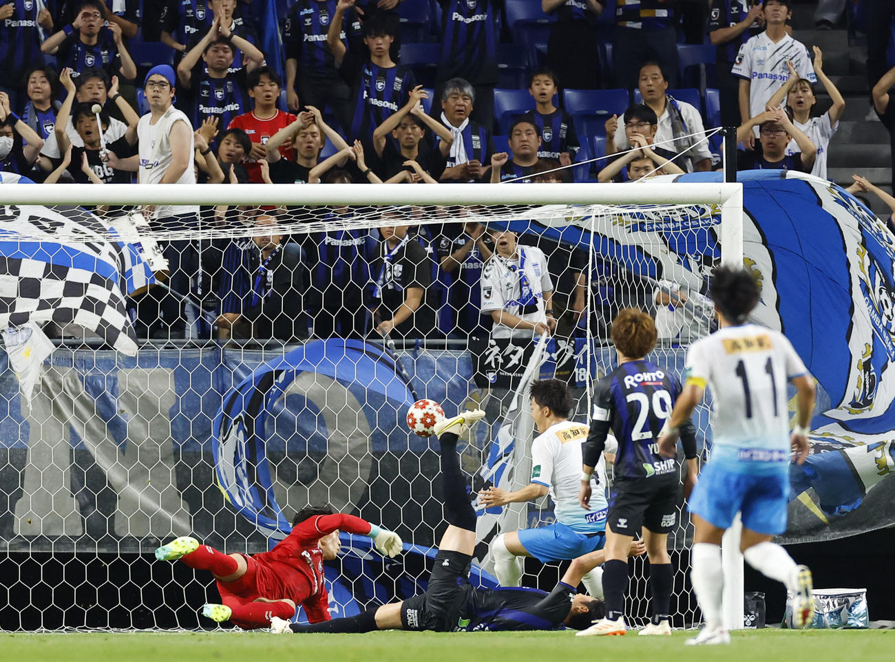 天皇杯2回戦、G大阪対高知　前半、オウンゴールで失点するG大阪（撮影・藤尾明華）