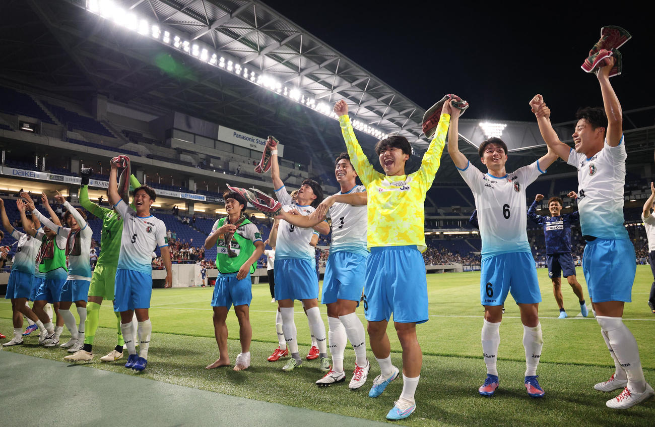 天皇杯2回戦、G大阪対高知　G大阪に勝利し、大喜びする高知イレブン（撮影・藤尾明華）
