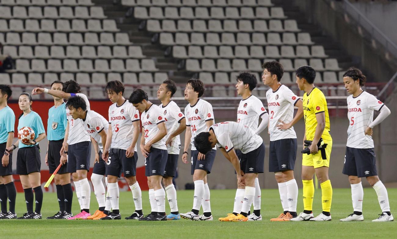 鹿島に敗れ肩を落とすホンダFCの選手たち（共同）