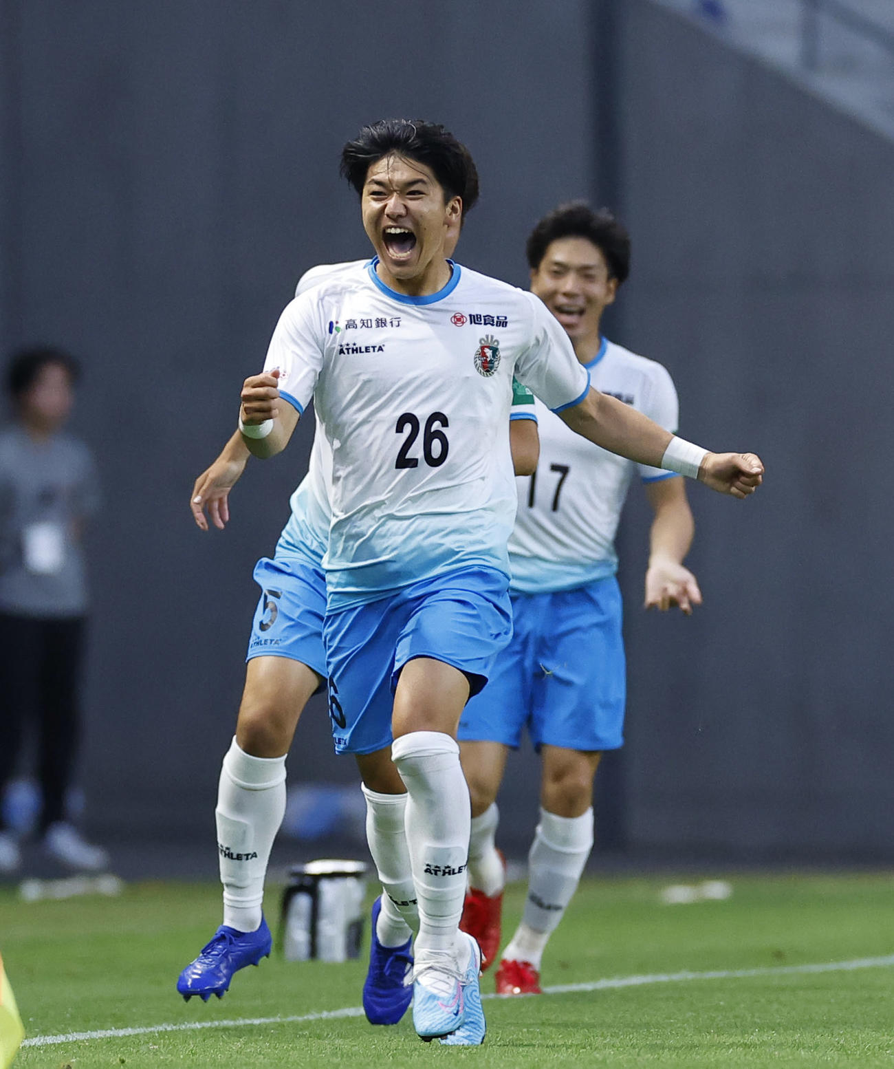 天皇杯2回戦G大阪高知　前半、先制ゴールを決め喜ぶ高知小林（撮影・藤尾明華）
