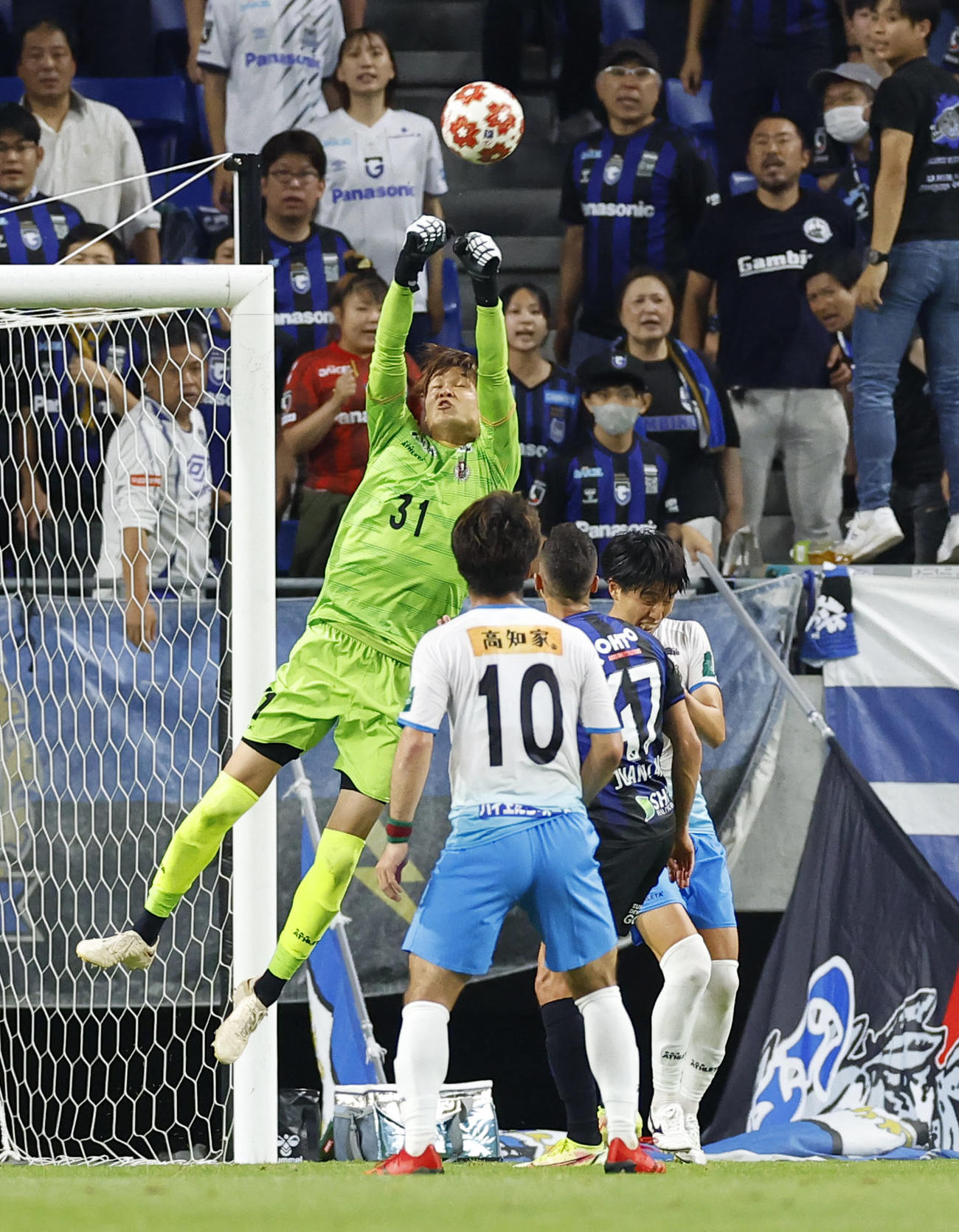 G大阪対高知　後半、セーブする高知GK上田（撮影・藤尾明華）