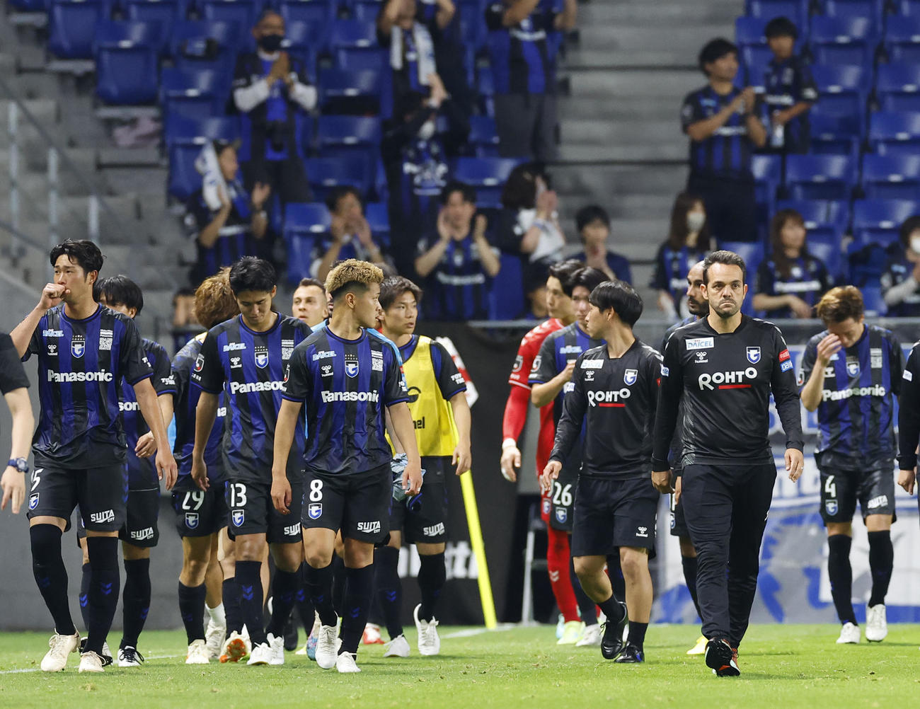 高知に敗れ、がっくりとするポヤトス監督（右から2人目）とG大阪イレブン（撮影・藤尾明華）