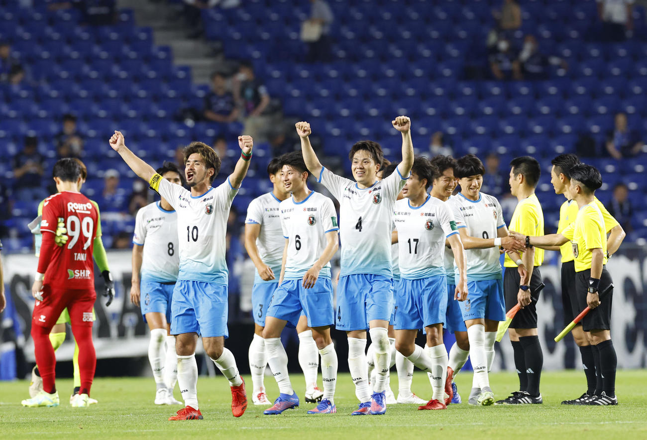 天皇杯2回戦G大阪高知　G大阪に勝利し、喜ぶ高知イレブン（撮影・藤尾明華）