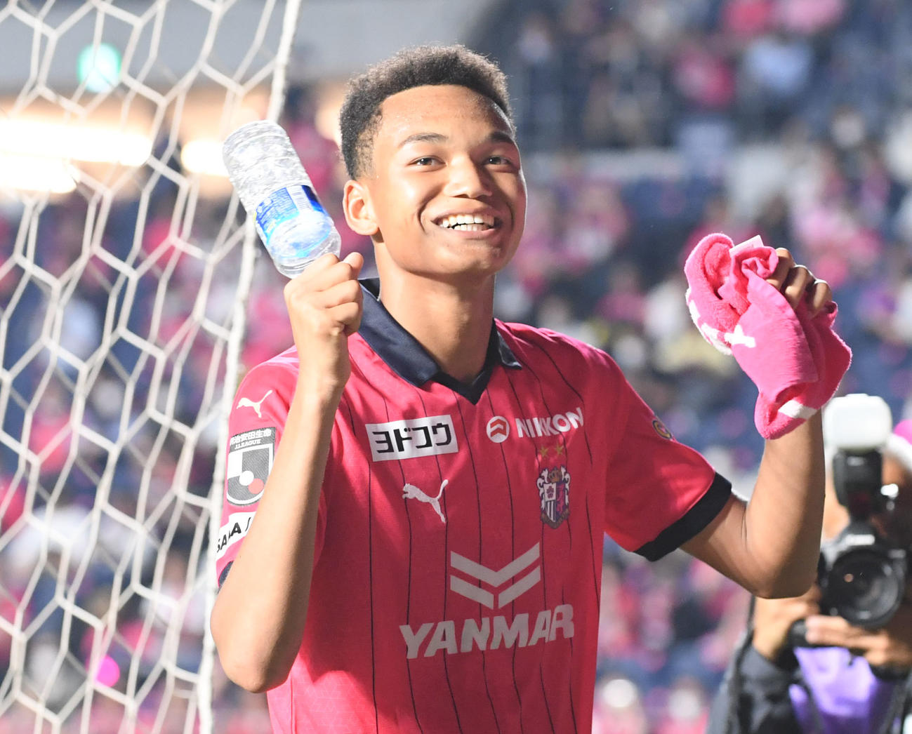 C大阪対HARIMA　試合後、サポーターに笑顔であいさつをするC大阪石渡（撮影・滝沢美穂子）
