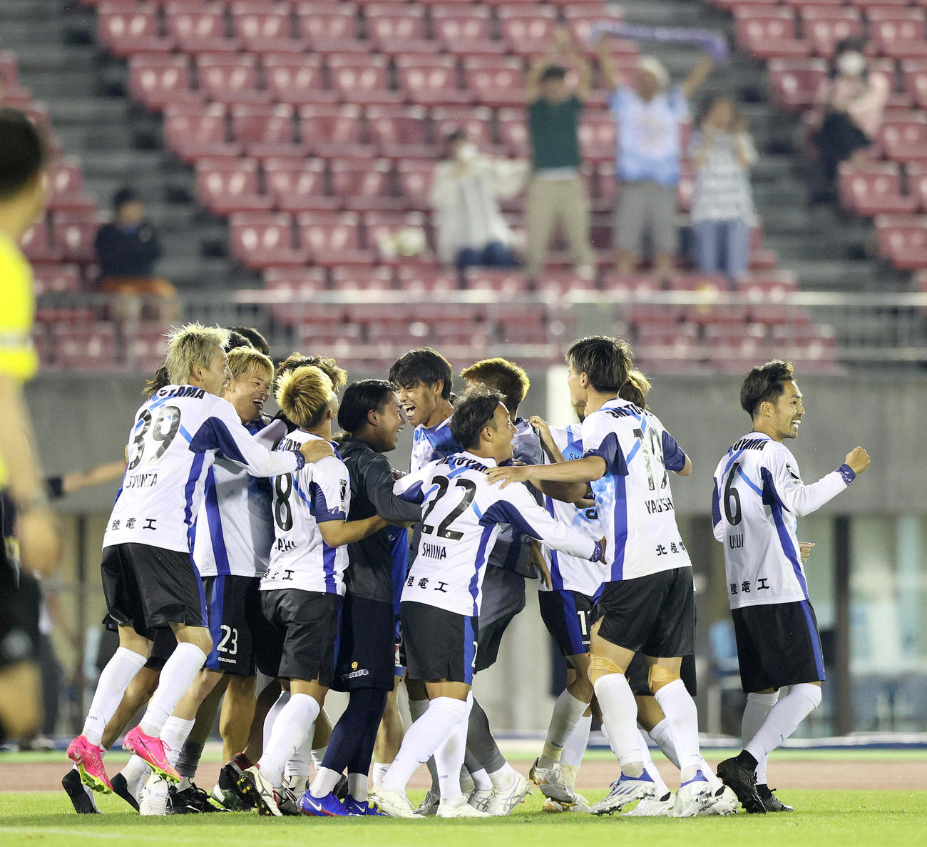 サッカー天皇杯2回戦　京都対富山　PK戦で京都を破り歓喜する富山イレブン（撮影・上山淳一）
