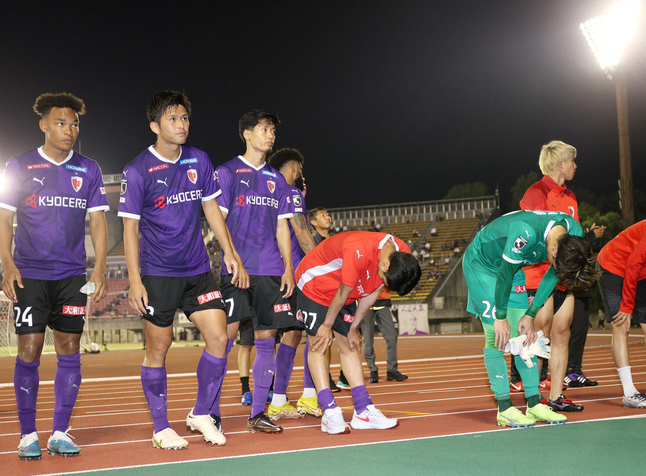 サッカー天皇杯2回戦　京都対富山　PK戦で富山に敗れガックリする京都の選手ら（撮影・上山淳一）