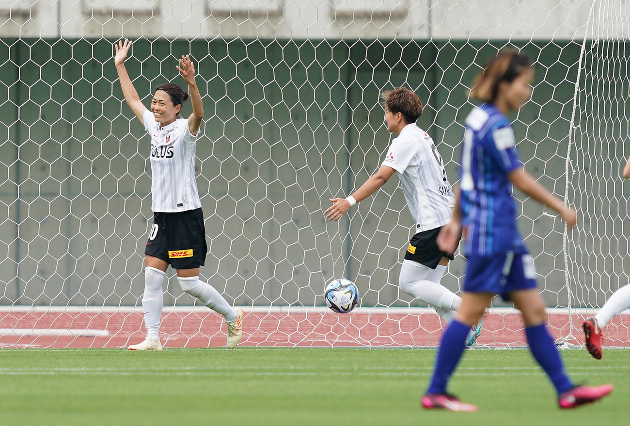 ちふれ埼玉対三菱重工浦和　前半、こぼれ球をつめ先制ゴールを決め喜ぶ三菱重工の浦和安藤（左）（撮影・垰建太）