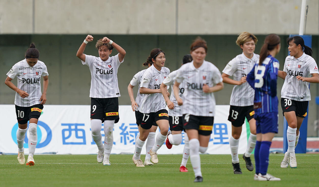 ちふれ埼玉対三菱重工浦和　前半、チーム2点目のゴールを決め喜ぶ三菱重工浦和の菅沢（左から2人目）ら（撮影・垰建太）