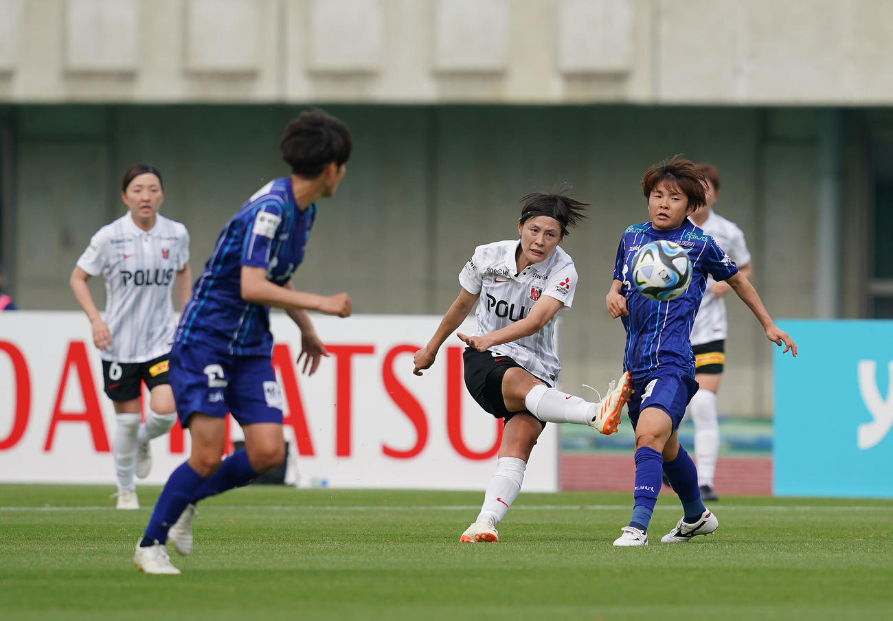 ちふれ埼玉対三菱重工浦和　後半、ロングシュートでゴールを決める三菱重工浦和の猶本（中央）（撮影・垰建太）