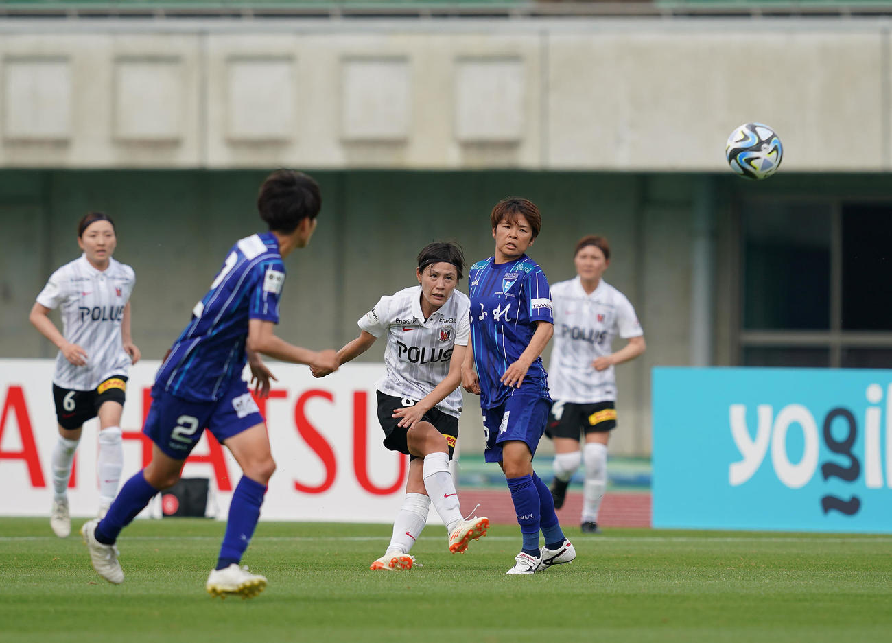 ちふれ埼玉対三菱重工浦和　後半、ロングシュートでゴールを決める三菱重工浦和の猶本（中央）（撮影・垰建太）