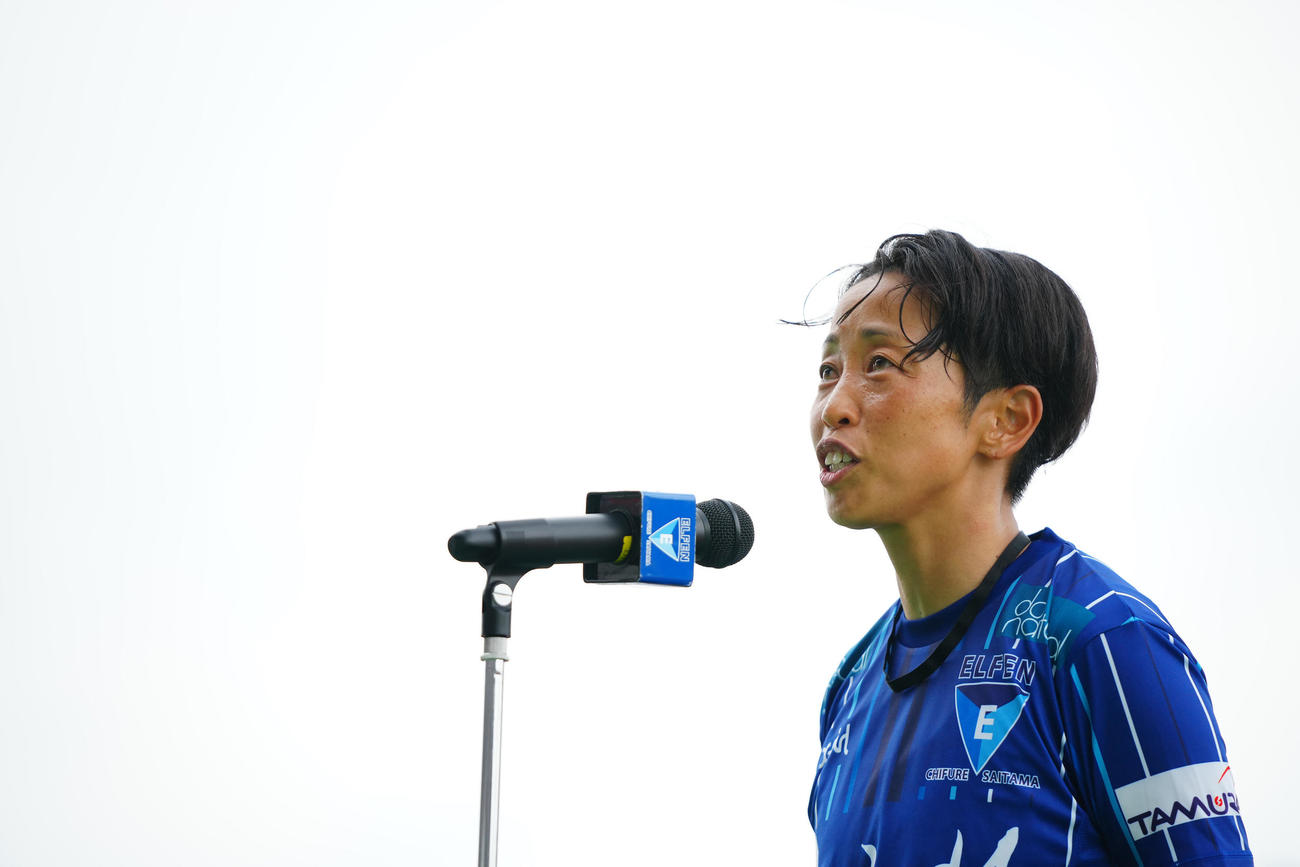 ちふれ埼玉対三菱重工浦和　試合後のセレモニーでファンにあいさつをするちふれ埼玉山本（撮影・垰建太）