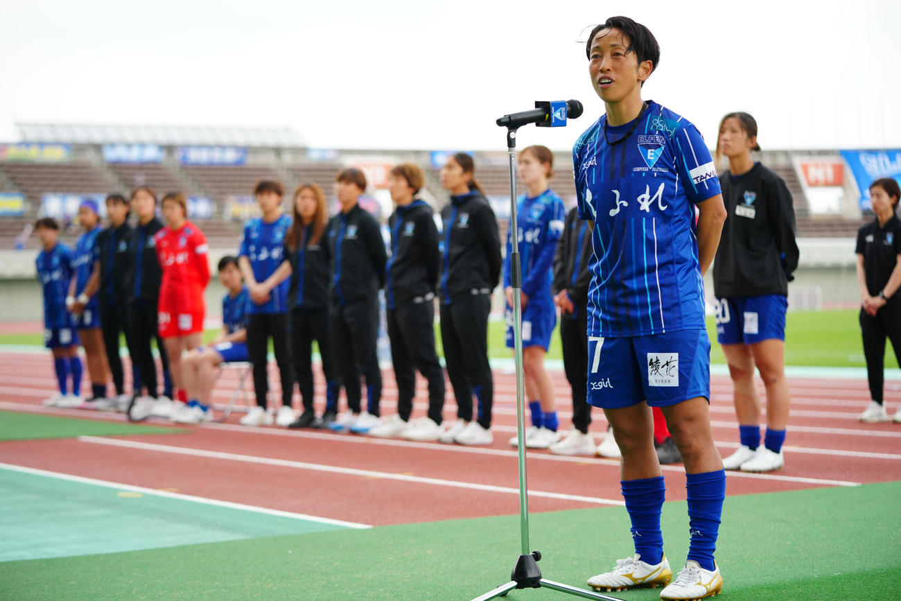 ちふれ埼玉対三菱重工浦和　試合後のセレモニーでファンにあいさつをするちふれ埼玉山本（撮影・垰建太）