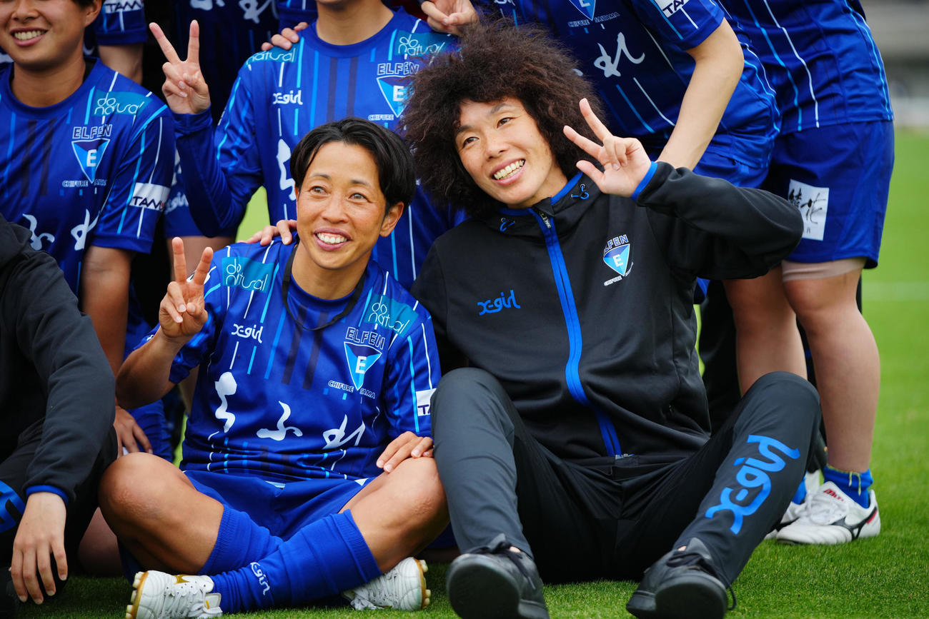 ちふれ埼玉対三菱重工浦和　試合後のセレモニーで笑顔で写真に納まるちふれ埼玉山本（左）と荒川（撮影・垰建太）