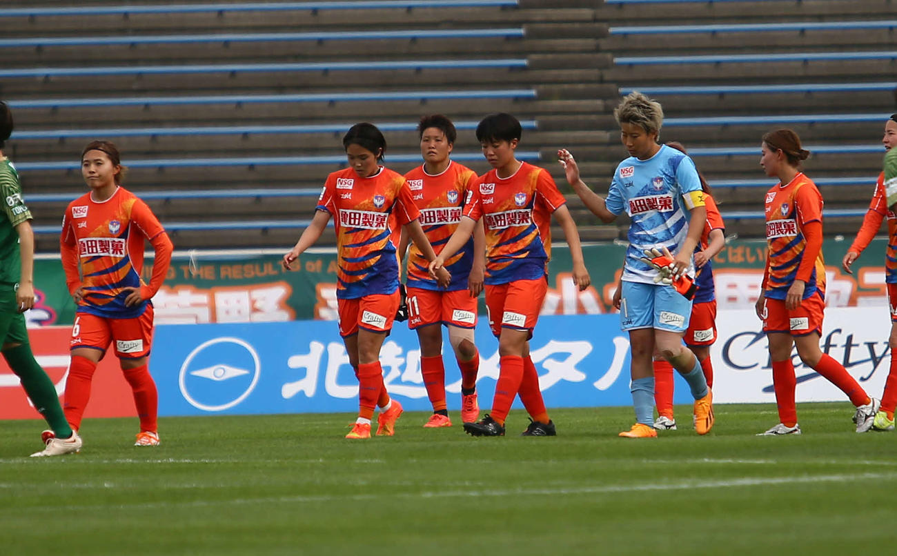 新潟対日テレ東京V　逆転負けに試合後、表情を消す新潟のメンバー