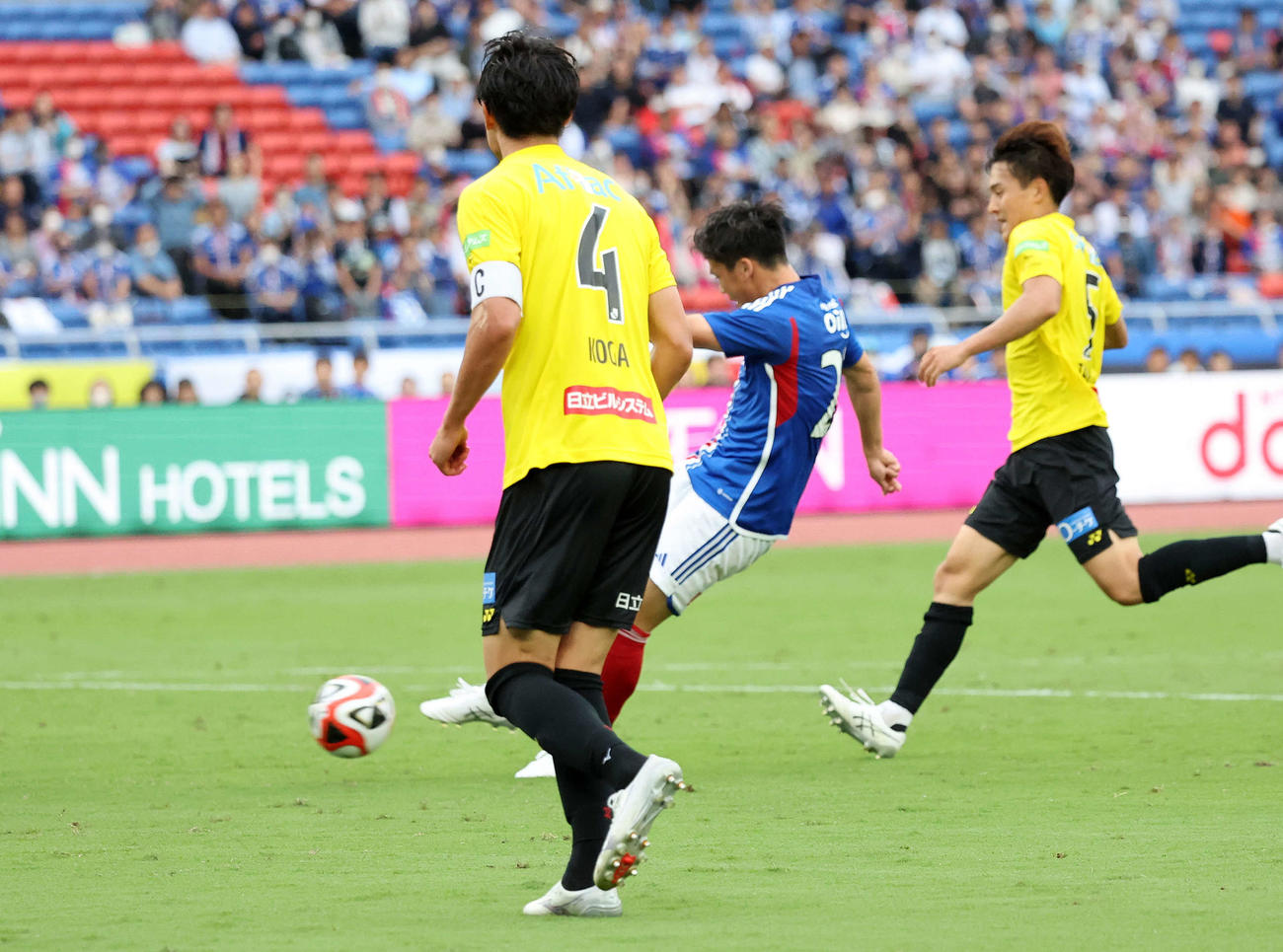 横浜対柏　後半、ゴールを決める横浜宮市（左から2人目）（撮影・鈴木正人）