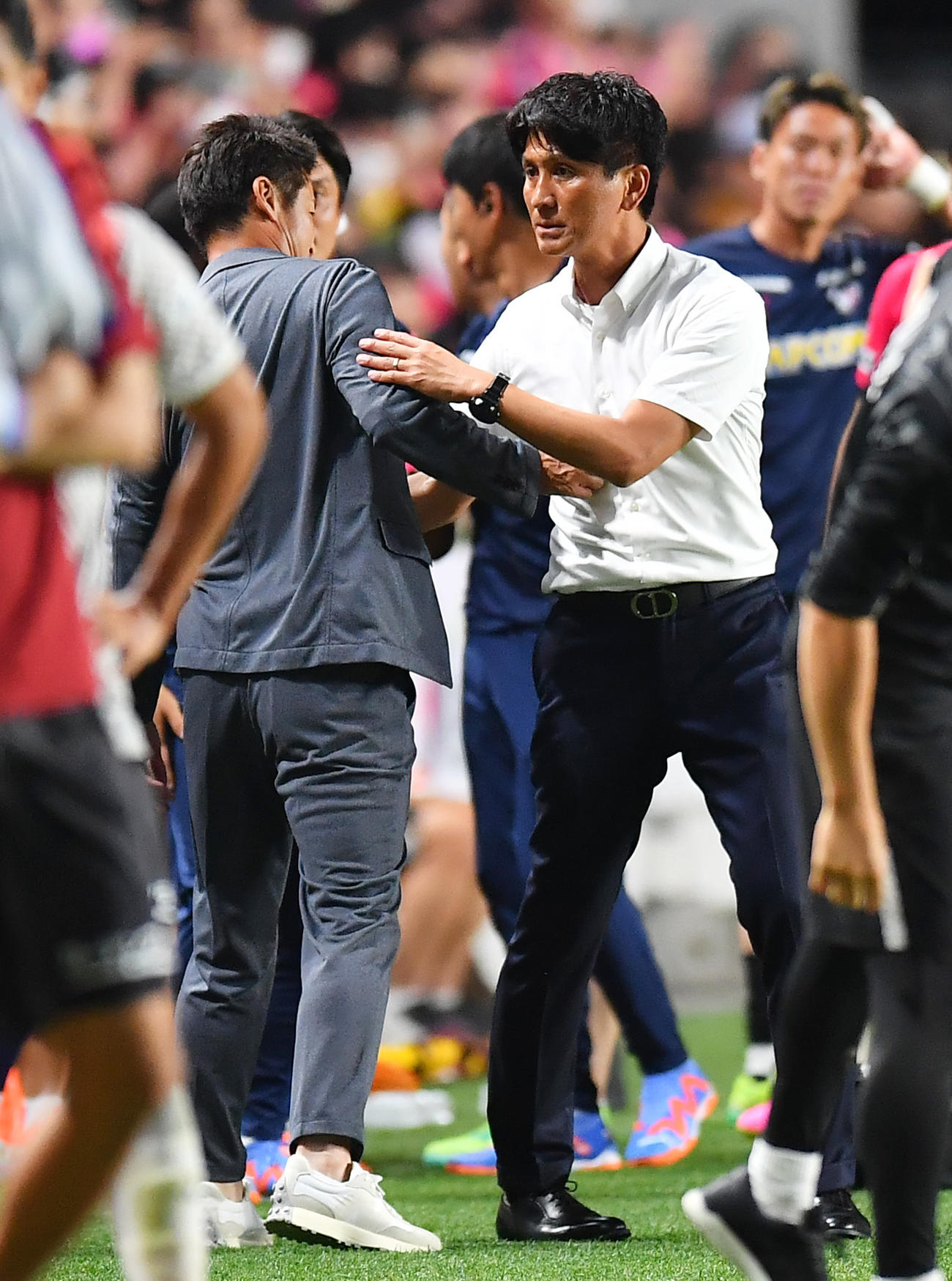 C大阪対神戸　試合を終えあいさつを交わすC大阪小菊監督（右）と神戸吉田監督（撮影・清水貴仁）