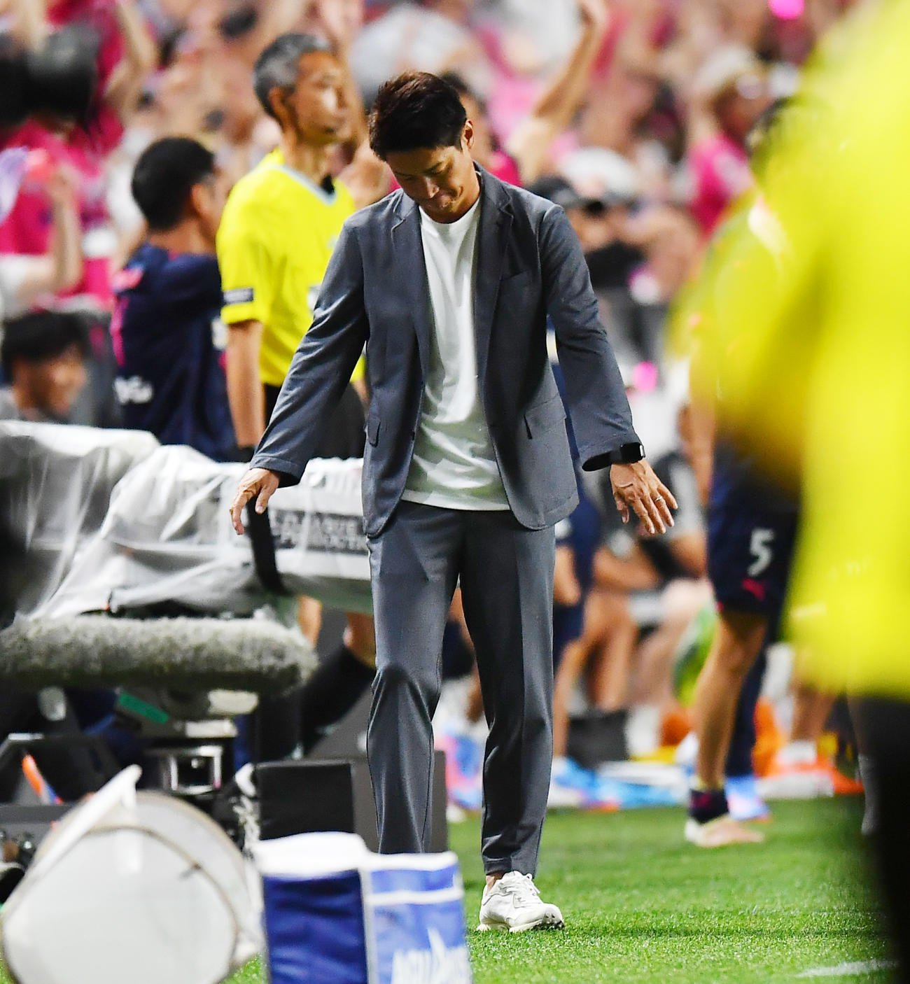 C大阪対神戸　試合に敗れ肩を落とすC大阪小菊監督（後方）と神戸吉田監督（撮影・清水貴仁）