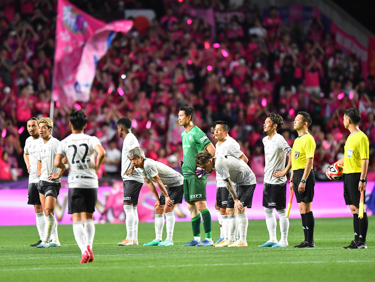 C大阪対神戸　試合にやぶれがっくりする神戸の選手ら（撮影・清水貴仁）