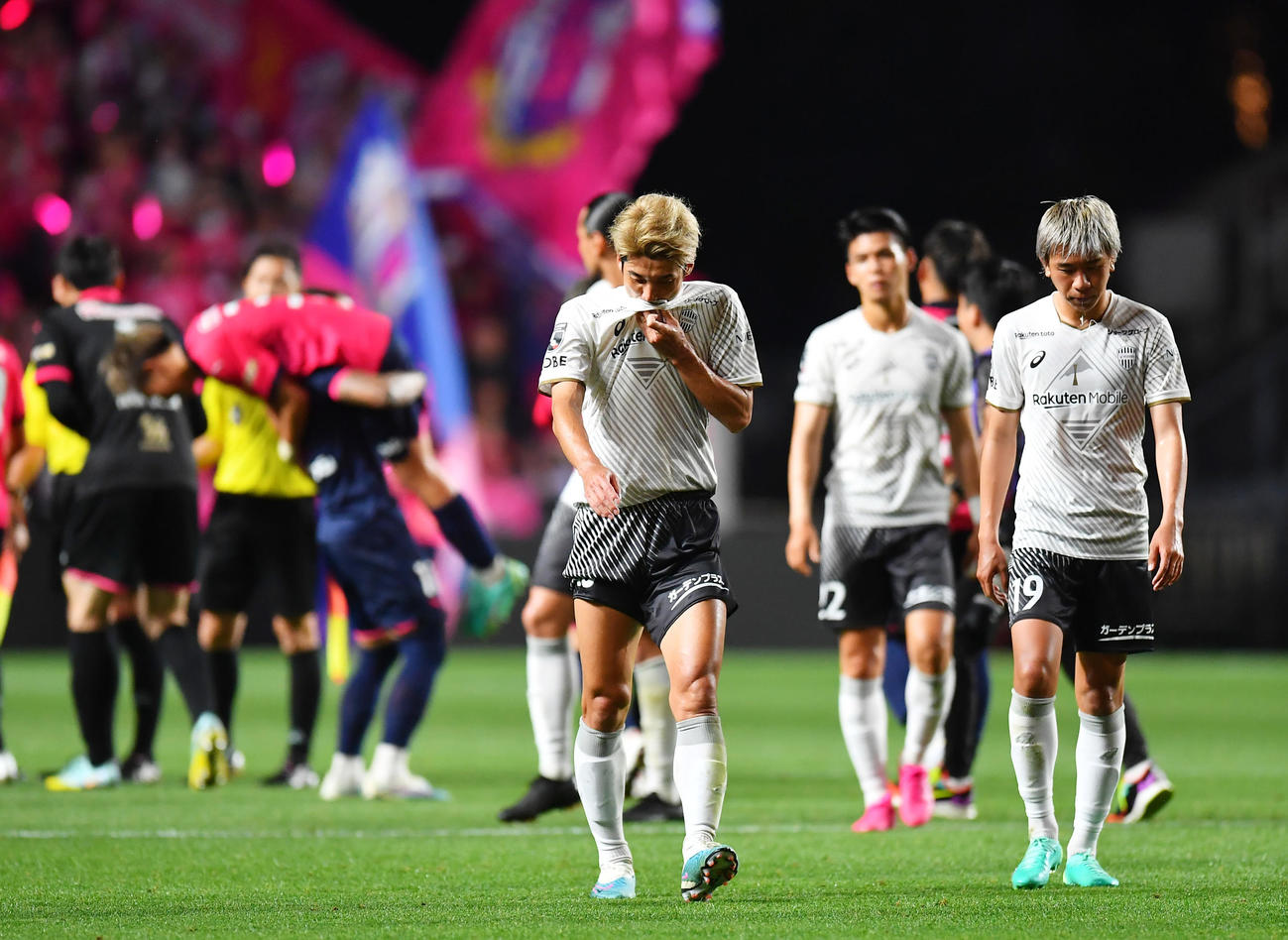 C大阪対神戸　試合にやぶれがっくりする神戸の選手ら（撮影・清水貴仁）