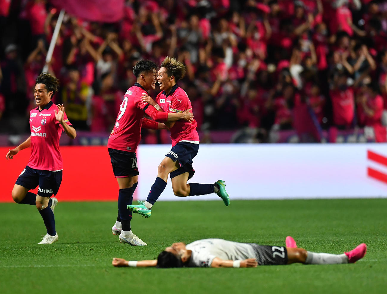 C大阪対神戸　後半終了間際、神戸GKからボールを奪い決勝ゴールを決め駆けだす北野（後方右）（撮影・清水貴仁）