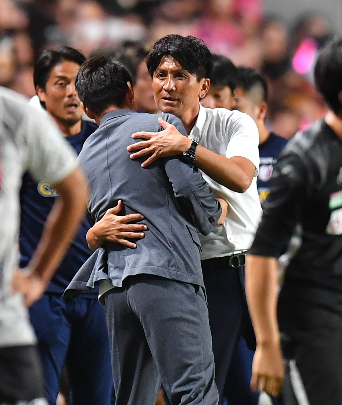 C大阪対神戸　試合を終えあいさつを交わすC大阪小菊監督（後方）と神戸吉田監督（撮影・清水貴仁）