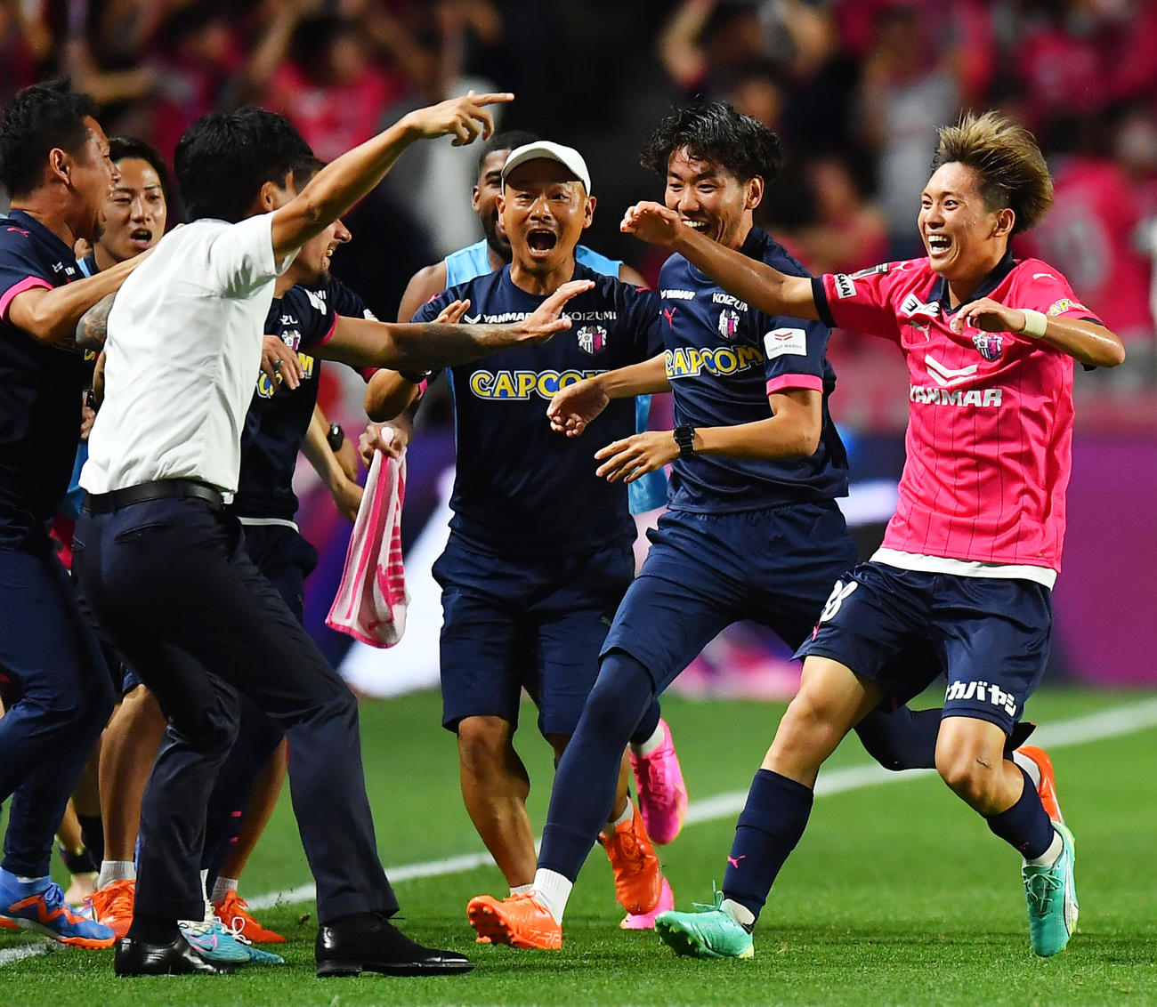 C大阪対神戸　後半終了間際、決勝ゴールを決め小菊監督（左）のもとへ駆け寄るC大阪北野（右）（撮影・清水貴仁）