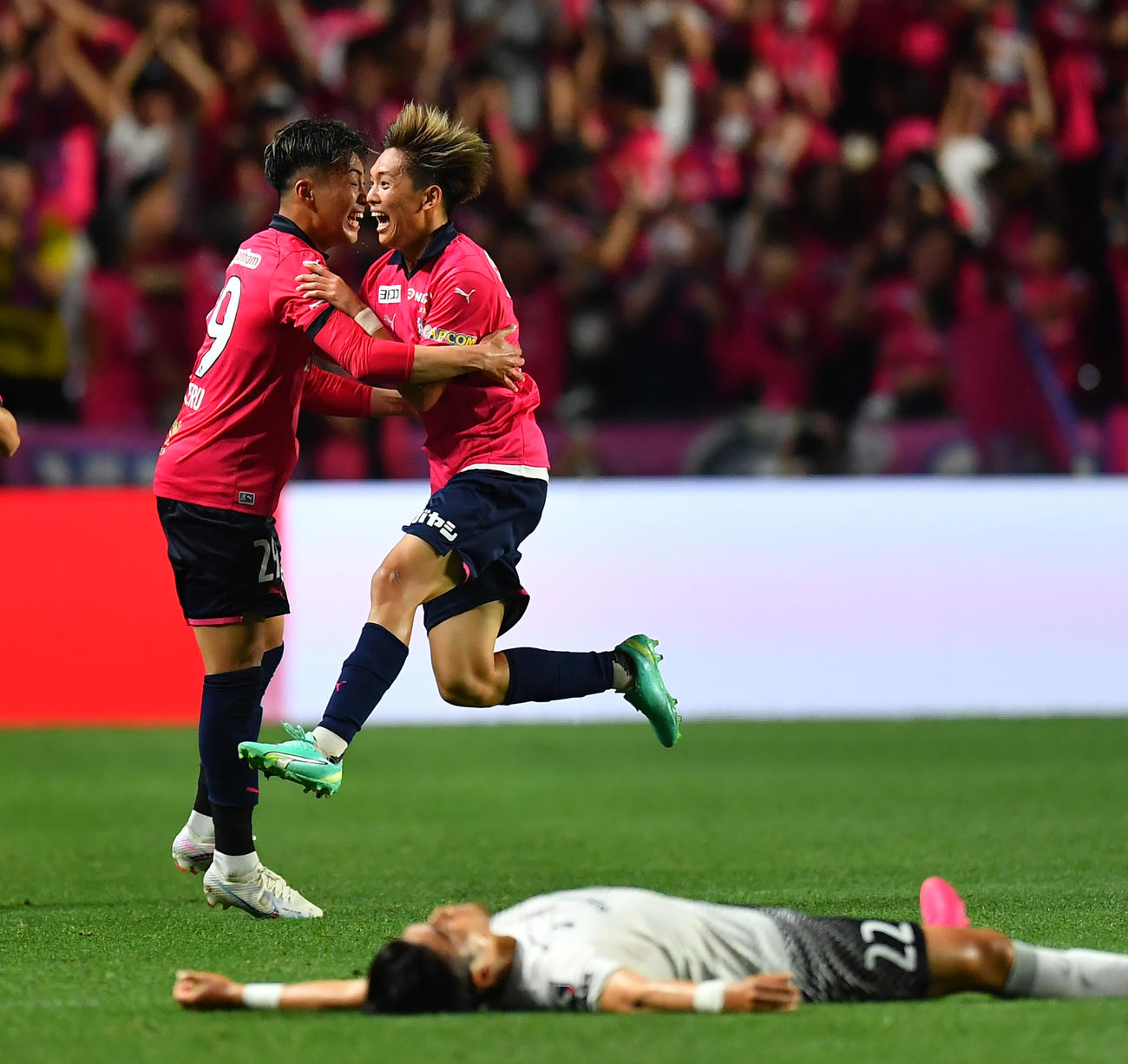 C大阪対神戸　後半終了間際、神戸GKからボールを奪い決勝ゴールを決め駆けだす北野（後方右）（撮影・清水貴仁）
