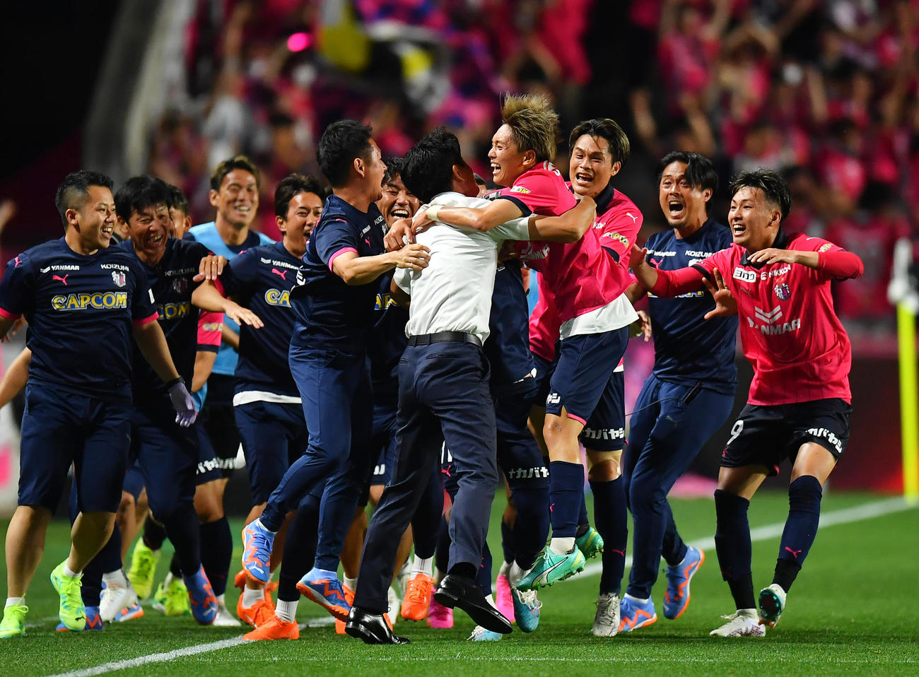 C大阪対神戸　後半終了間際、神戸GKからボールを奪い決勝ゴールを決め小菊監督（中央左）と抱き合う北野（中央右）（撮影・清水貴仁）
