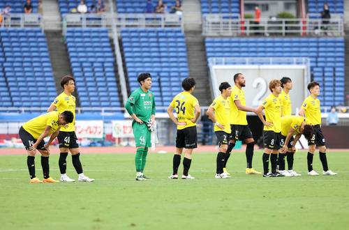 柏】DF立田悠悟が1度にイエロー2枚で退場の珍事…横浜FW宮市亮を倒