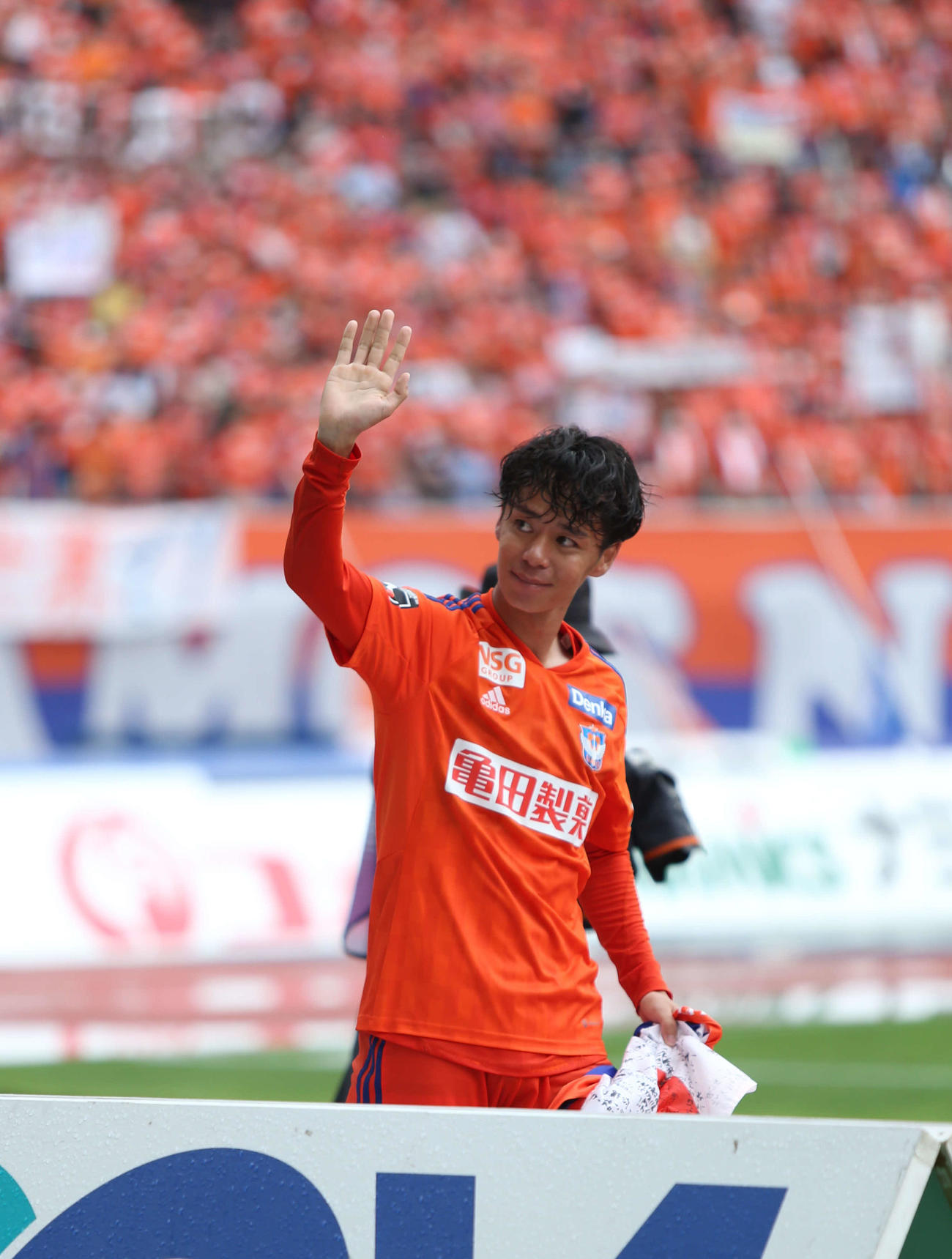試合後の壮行セレモニーでサポーターに手を振る伊藤