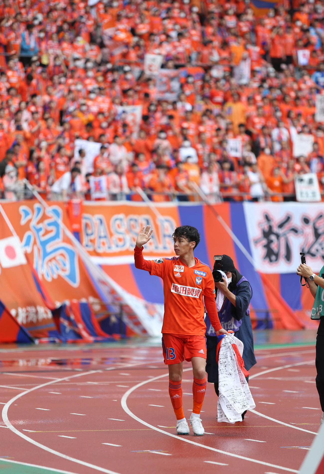試合後、スタジアムを歩きながらサポーターの歓声にに手を上げて応える伊藤