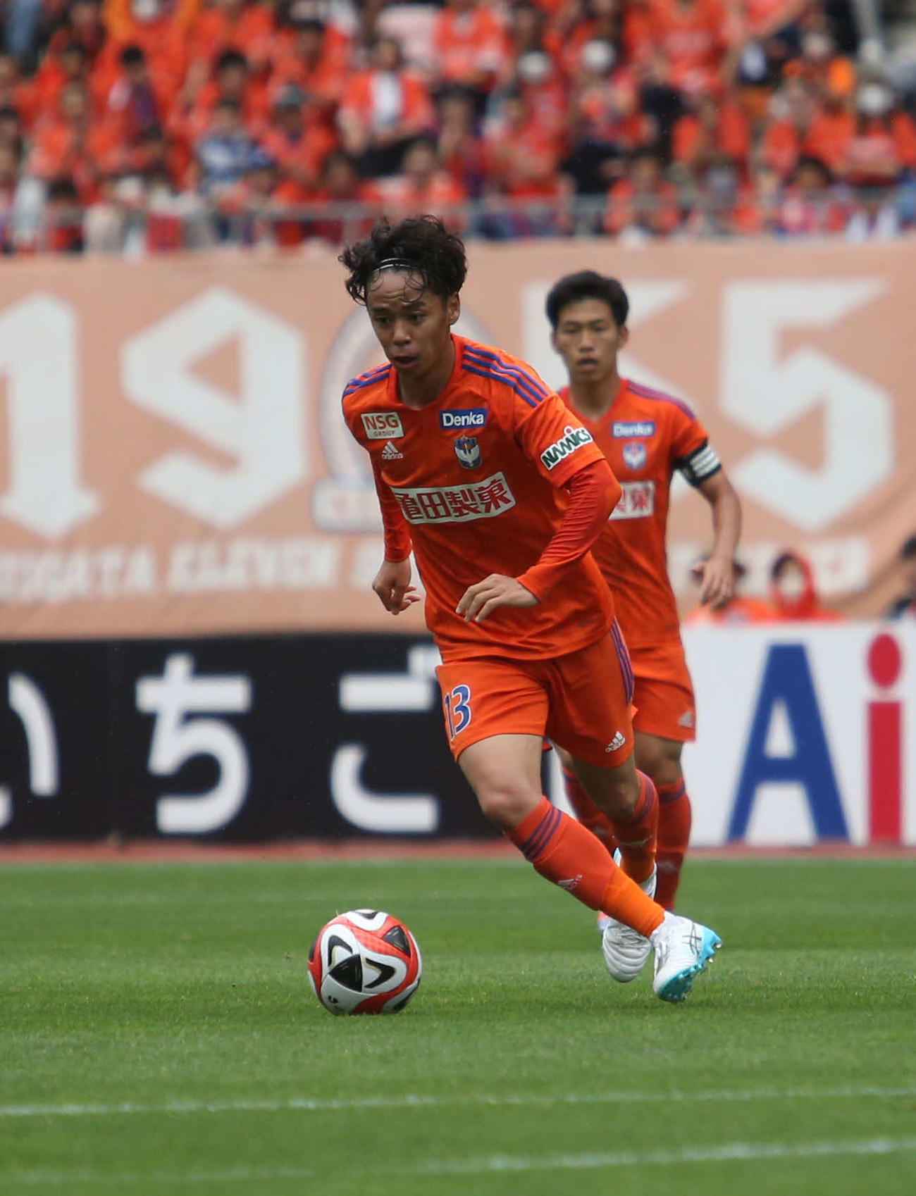 ボールを持って攻め上がる伊藤