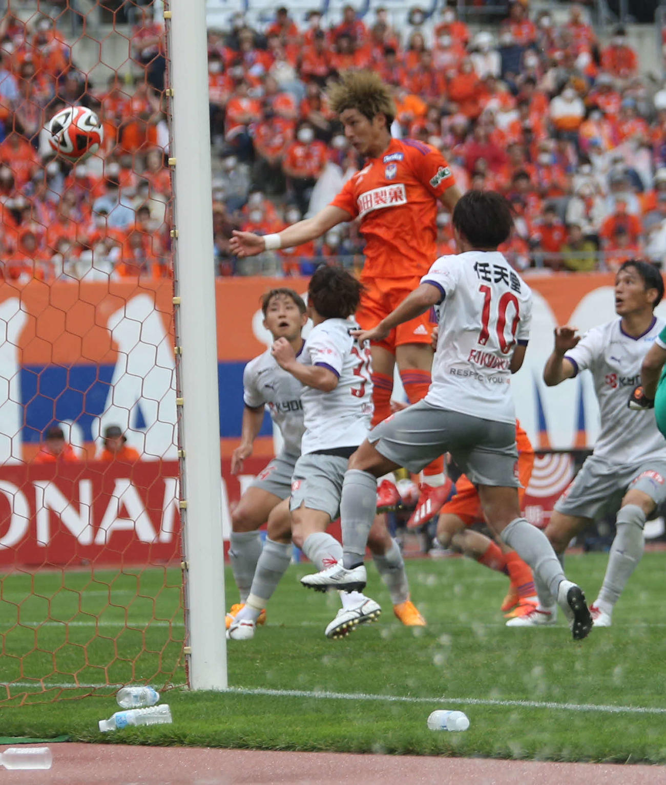 新潟対京都　0－1の後半27分に新井が同点ヘッド